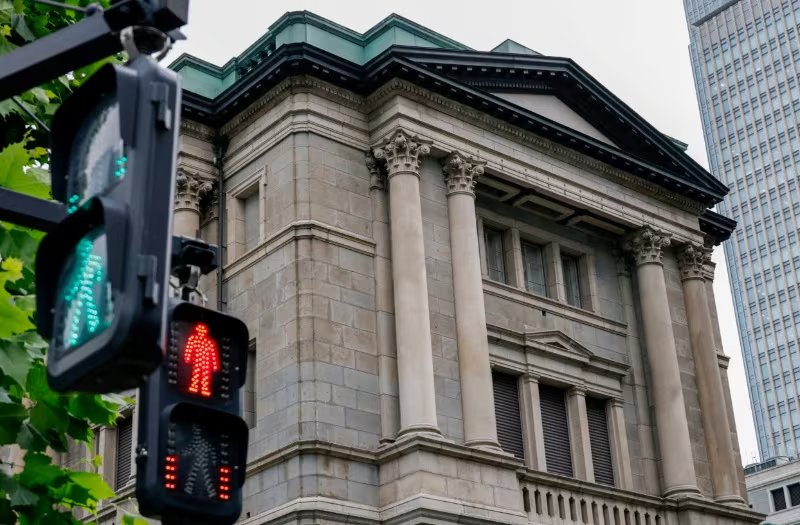 La decisión, esperada por los mercados después de los recientes movimientos del Banco Central Europeo (BCE) y la Reserva Federal de Estados Unidos (Fed), no fue unánime: obtuvo el respaldo de siete de los nueve miembros del directorio, mientras que dos votaron en contra (REUTERS)