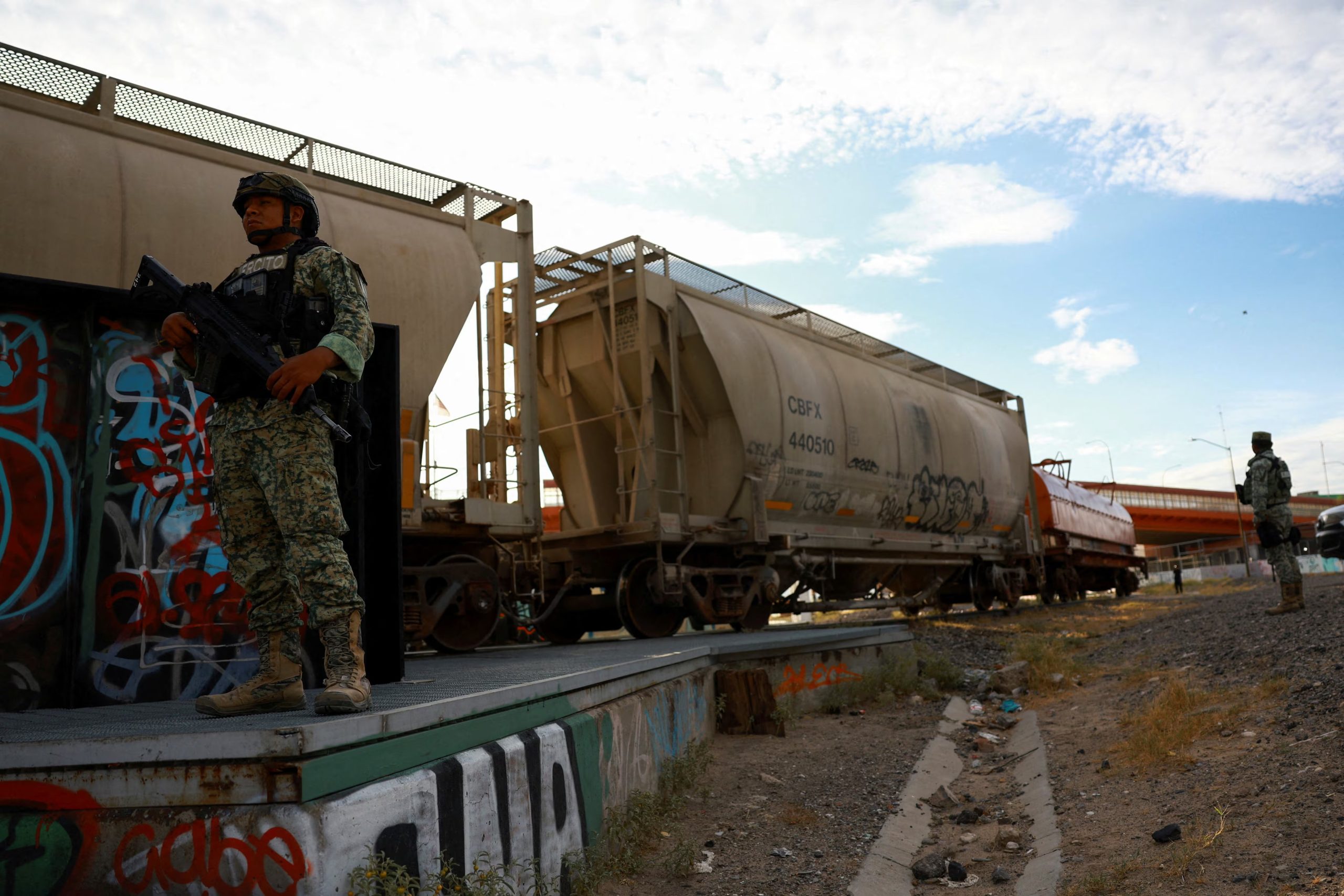 Las armas de energía dirigida destruyen componentes críticos de un dron con luz láser de alta potencia y reducen el costo por disparo frente a métodos cinéticos. (REUTERS/Jose Luis Gonzalez/File Photo)