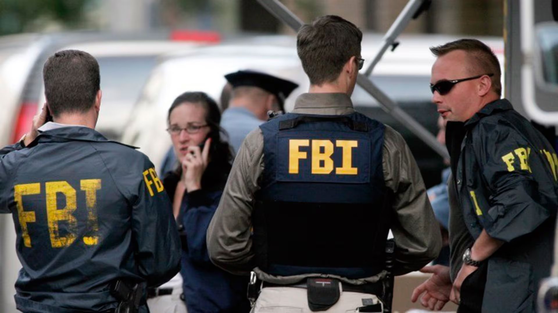 El documento del FBI describió una estrategia de doxing contra agentes de ICE con el objetivo de generar vergüenza pública y disuadir la actividad de control migratorio. (REUTERS)