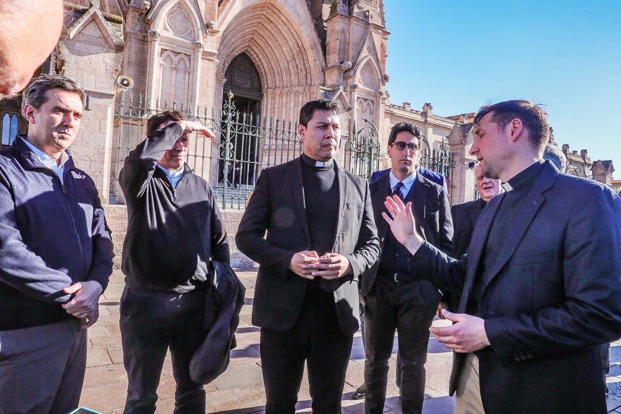 La comitiva oficial visitó la Basílica Nuestra Señora de Luján en medio de los preparativos para la visita del Santo Padre a la Argentina