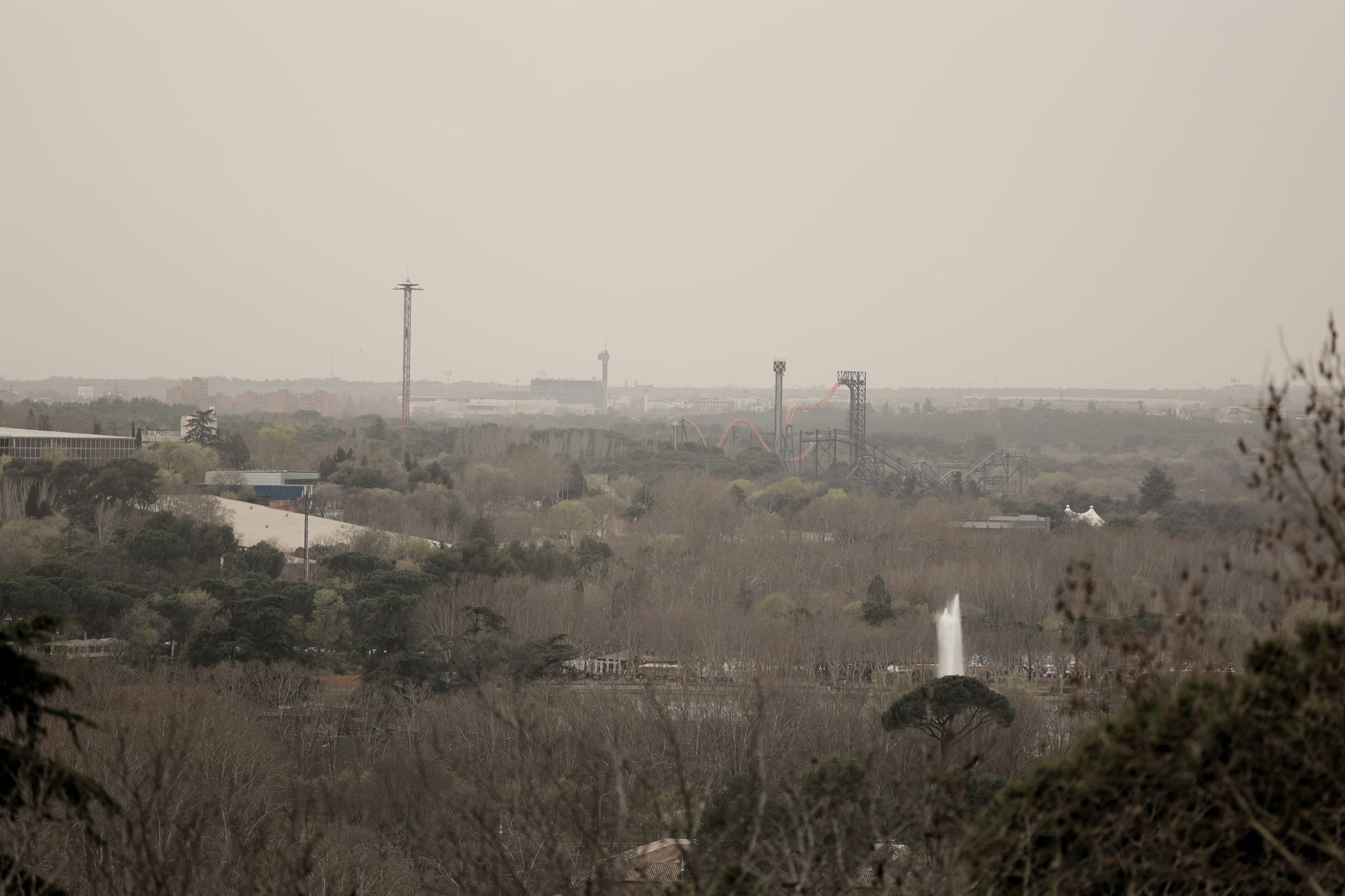 Imagen de archivo de Madrid bajo el polvo sahariano, en marzo de 2022 (Europa Press)