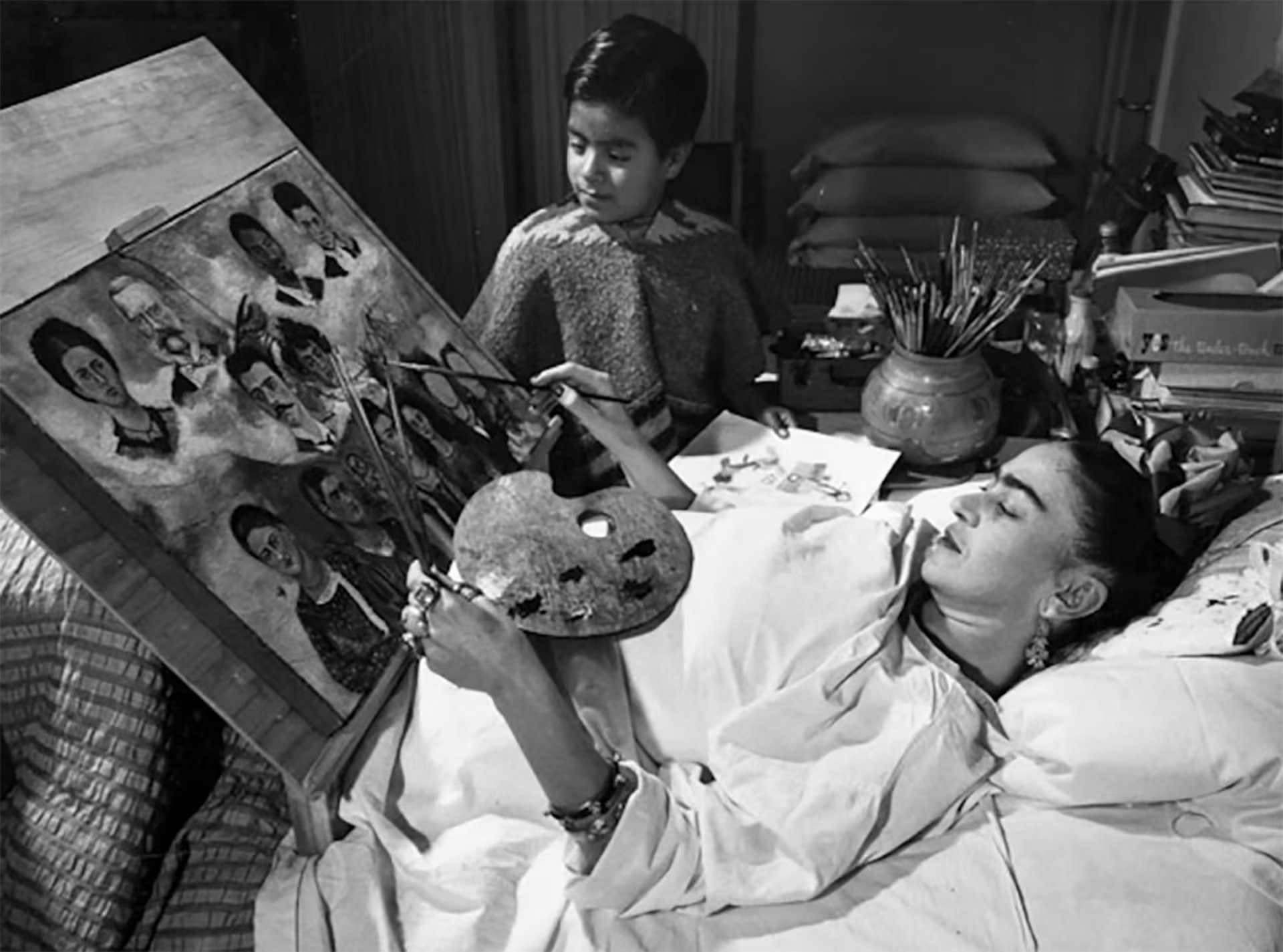 La pintora Frida Kahlo trabaja en un cuadro durante su convalecencia en su casa de Coyoacán