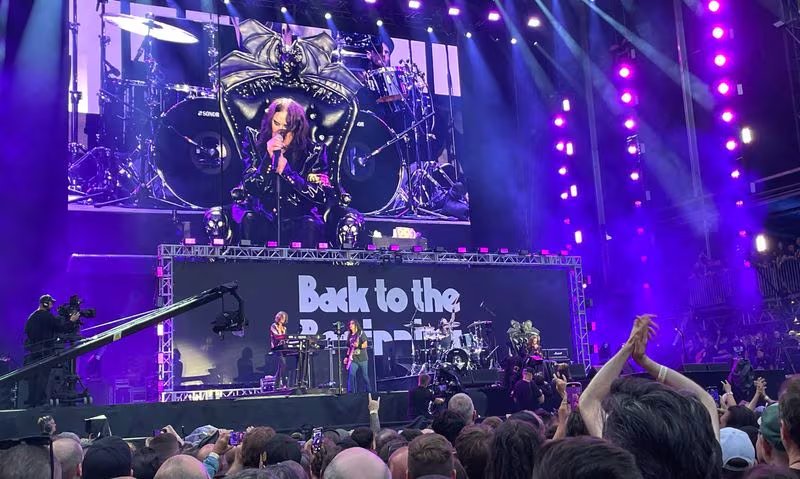 La película “Ozzy & Black Sabbath: Back To The Beginning” llevará a los cines imágenes del último show de la formación clásica (REUTERS/Sachin Ravikumar)