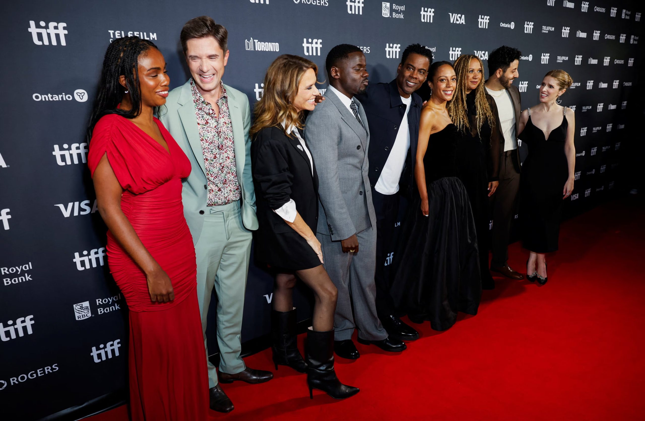Chris Rock, Topher Grace, Amy Landecker, Daniel Kaluuya, Rosalind Eleazar, Tracie Thoms y Anna Kendrick en la alfombra roja por la presentación de