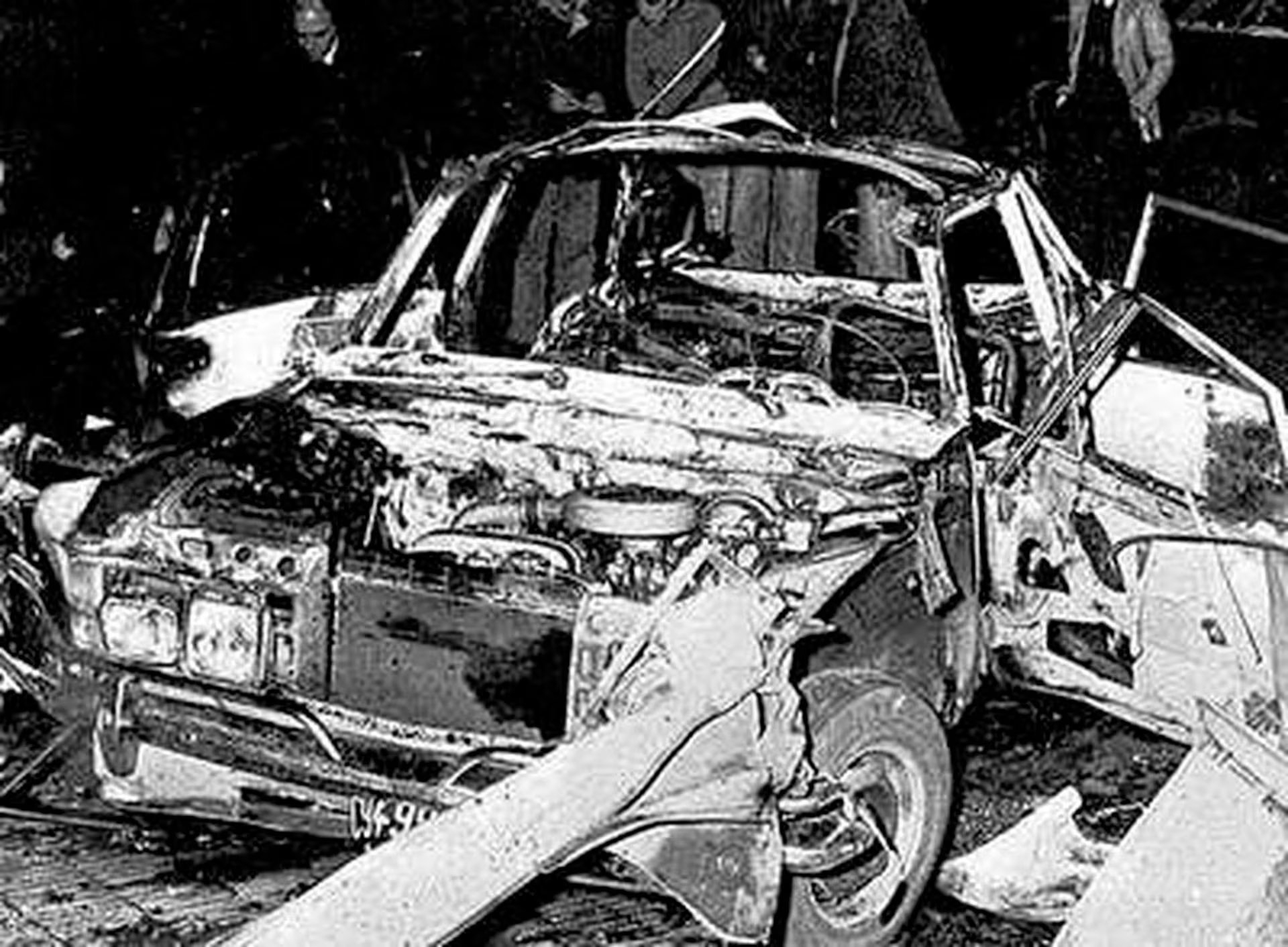 Estado en el que quedó el automóvil del general chileno Carlos Prats tras la explosión (AP)
