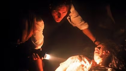 Los agentes Mulder descubren las trampas y secretos ocultos en la granja de la infame familia Peacock durante el legendario episodio Home (1996)