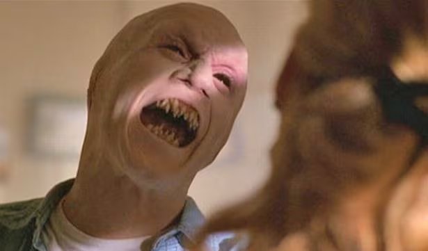 El actor Chad Donella interpreta a Rob Roberts en Hungry, el tercer episodio de la séptima temporada de Expedientes X, emitido en el año 2000
