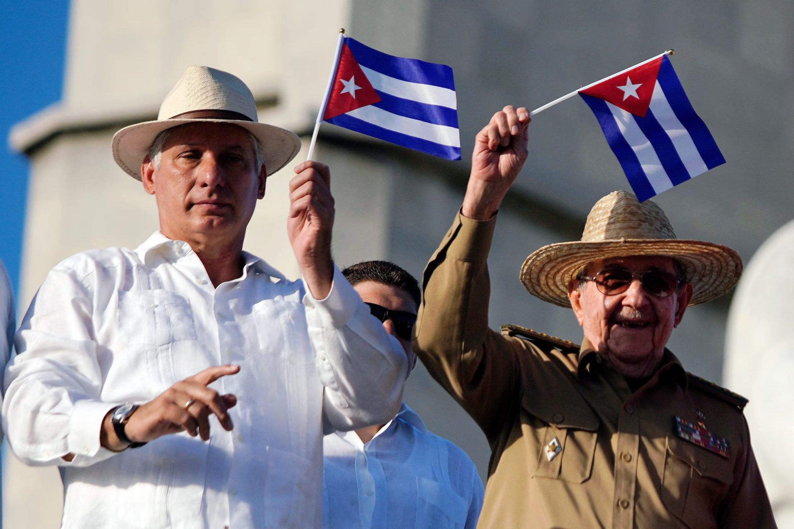 Los dictadores de Cuba, Miguel Díaz-Canel y Raúl Castro (REUTERS/Archivo)
