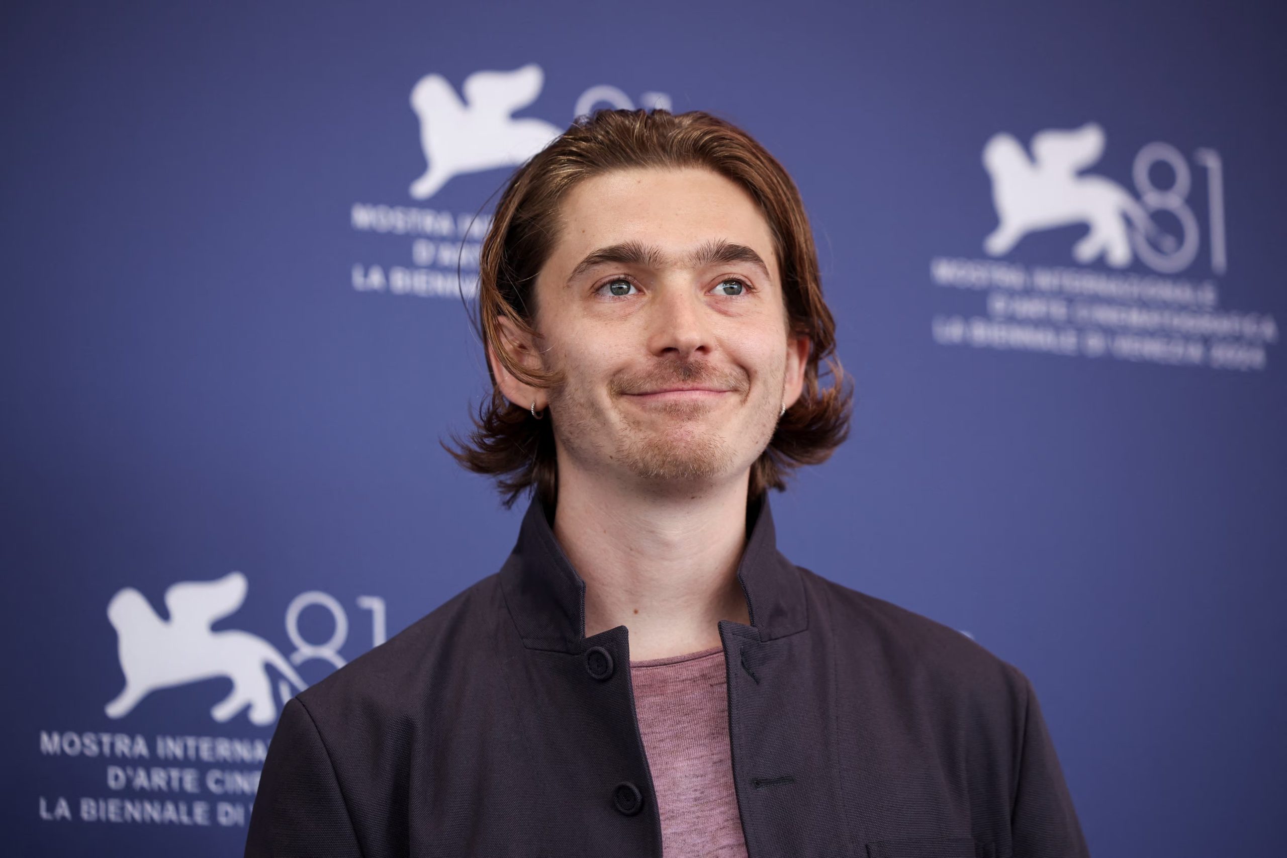 La nueva película de Resident Evil sigue a un mensajero médico, interpretado por Austin Abrams, durante un brote zombi en Raccoon City (REUTERS)