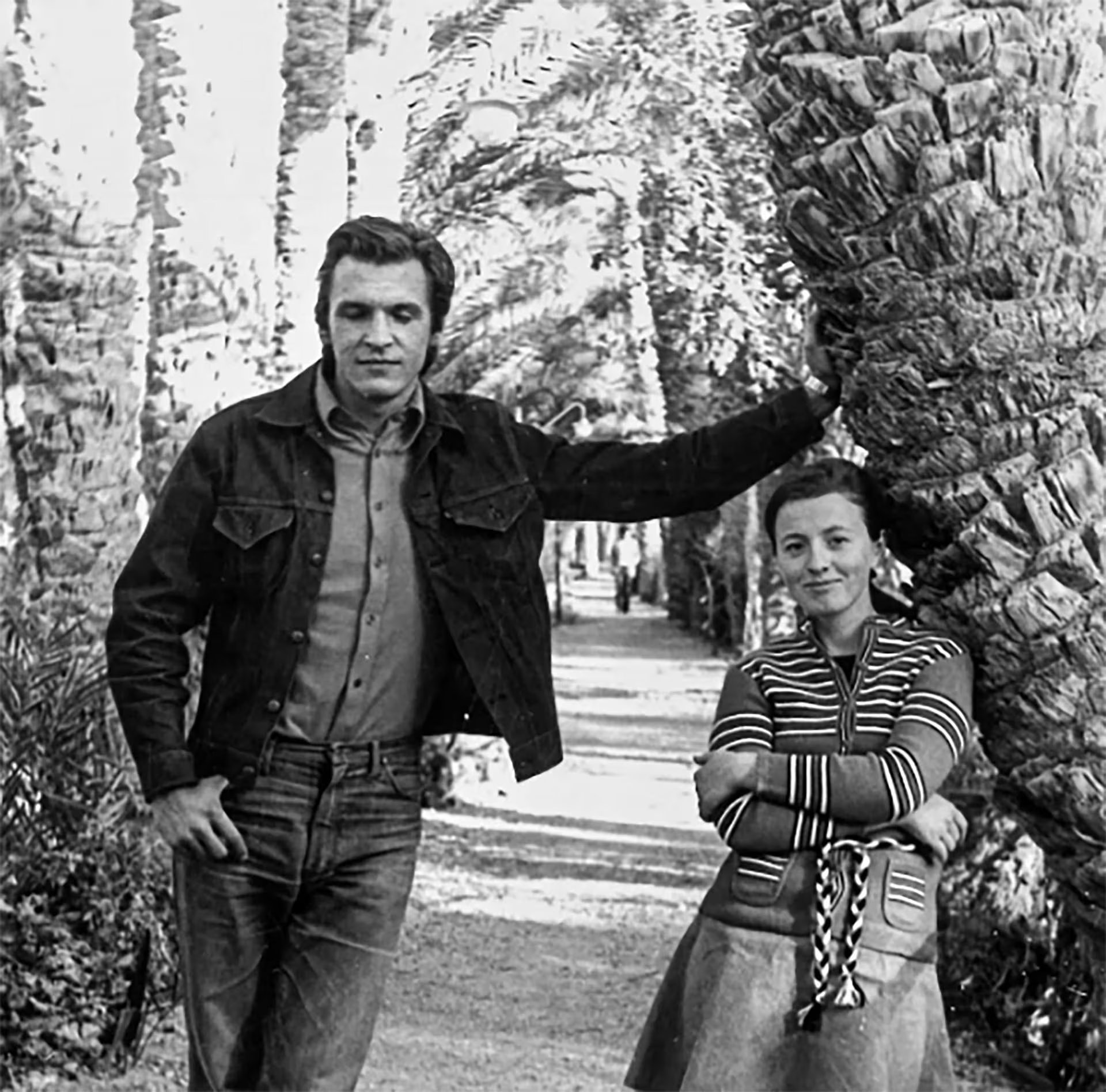 El agente de la KGB Vladímir Kuzichkin posa junto a su esposa, Galina, durante una visita al Jardín Botánico Nacional de Teherán en 1977