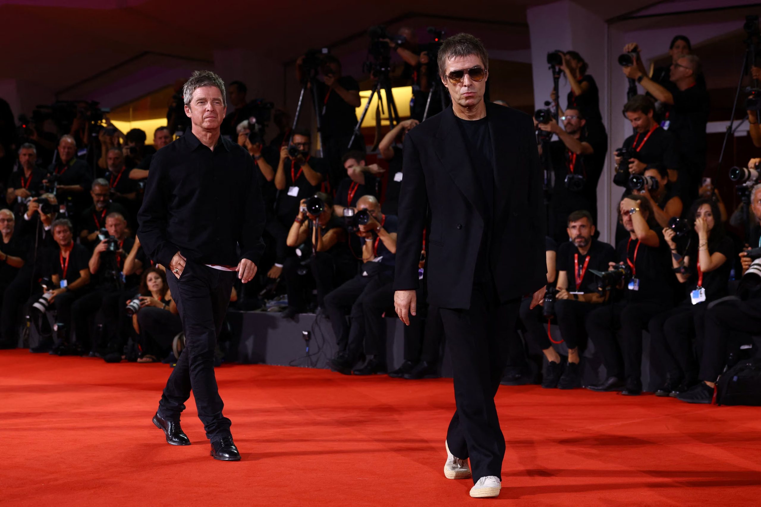 Liam Gallagher combina una silueta amplia con prendas informales y zapatillas beige (REUTERS/Yves Herman)