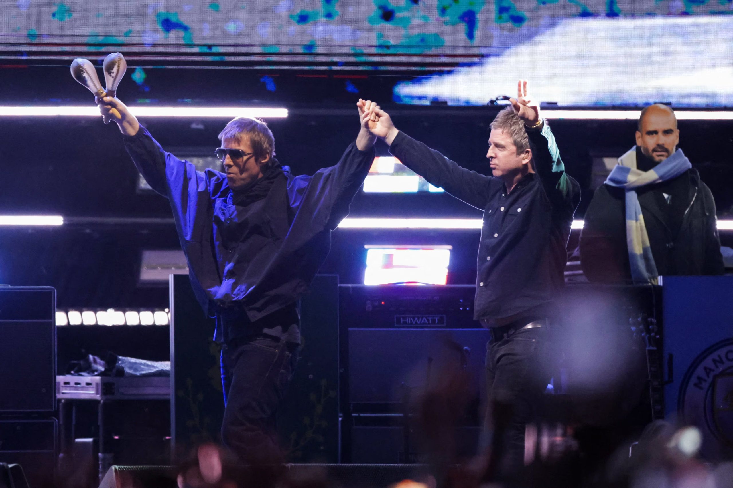 Liam y Noel Gallagher alternan prendas de sastrería, denim, chaquetas casuales y calzado informal (REUTERS/Mario Anzuoni)