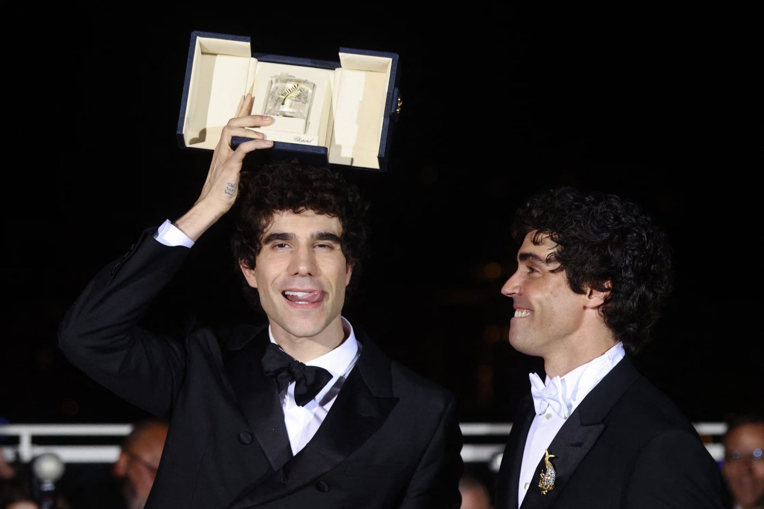 Los Javis con su premio a la mejor dirección por 'La bola negra' en Cannes. REUTERS/Manon Cruz