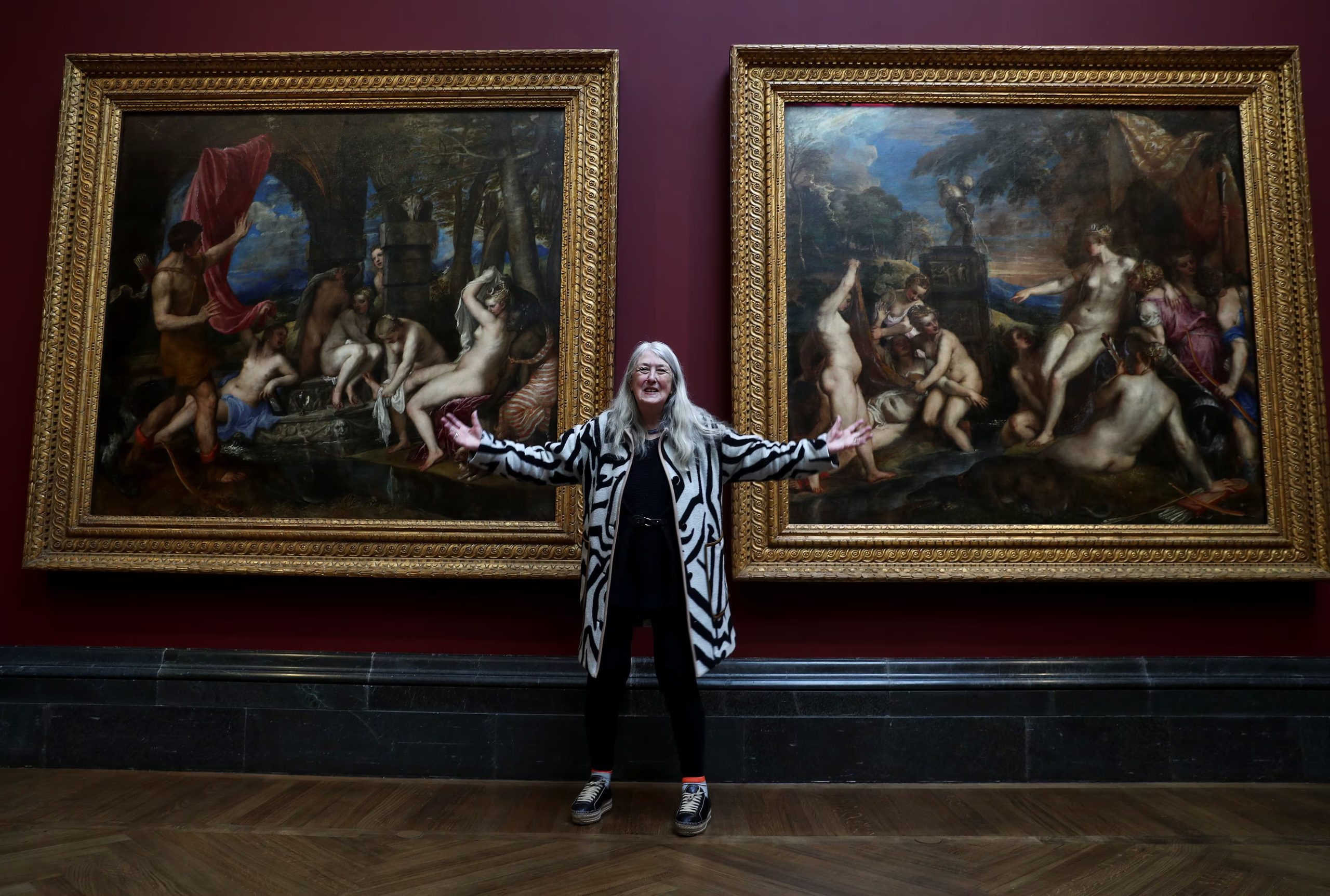 La autora posa junto a las pinturas de Tiziano 