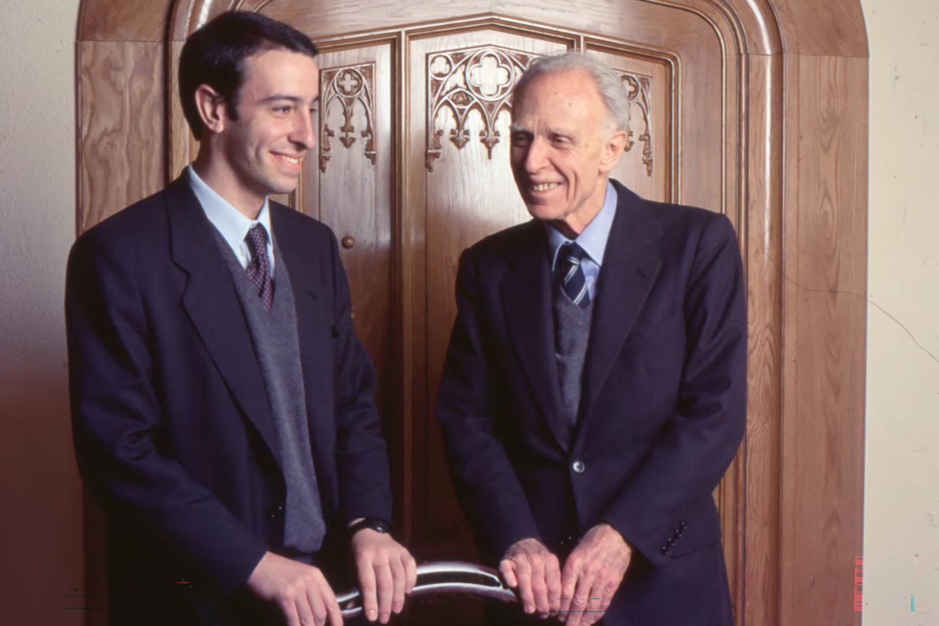 El escritor Adolfo Bioy Casares conversa sonriente con el editor Daniel Martino en Madrid, 1991 