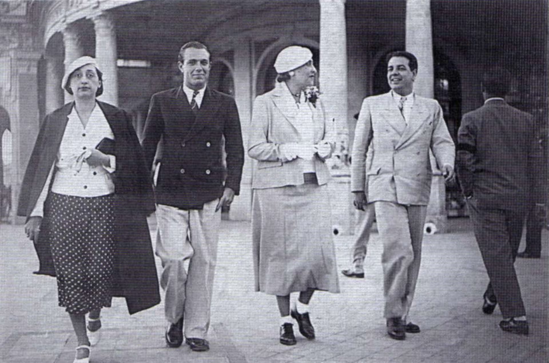 De izq.a der.: Josefina Dorado, ABC, Victoria Ocampo, Borges, en Mar del Plata, 17 de marzo de 1935. Al dorso de la fotografía, de mano de ABC, se lee: 