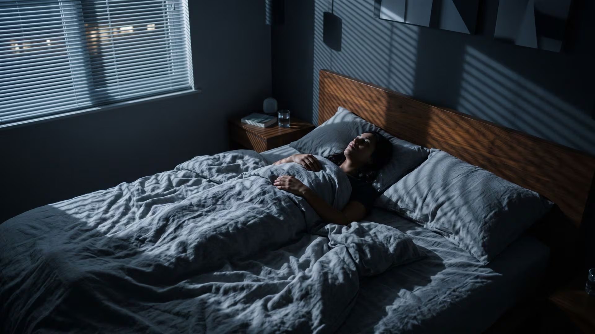 La caminata nocturna reduce los niveles de cortisol y facilita un estado de relajación mental antes de acostarse (Imagen Ilustrativa Infobae)
