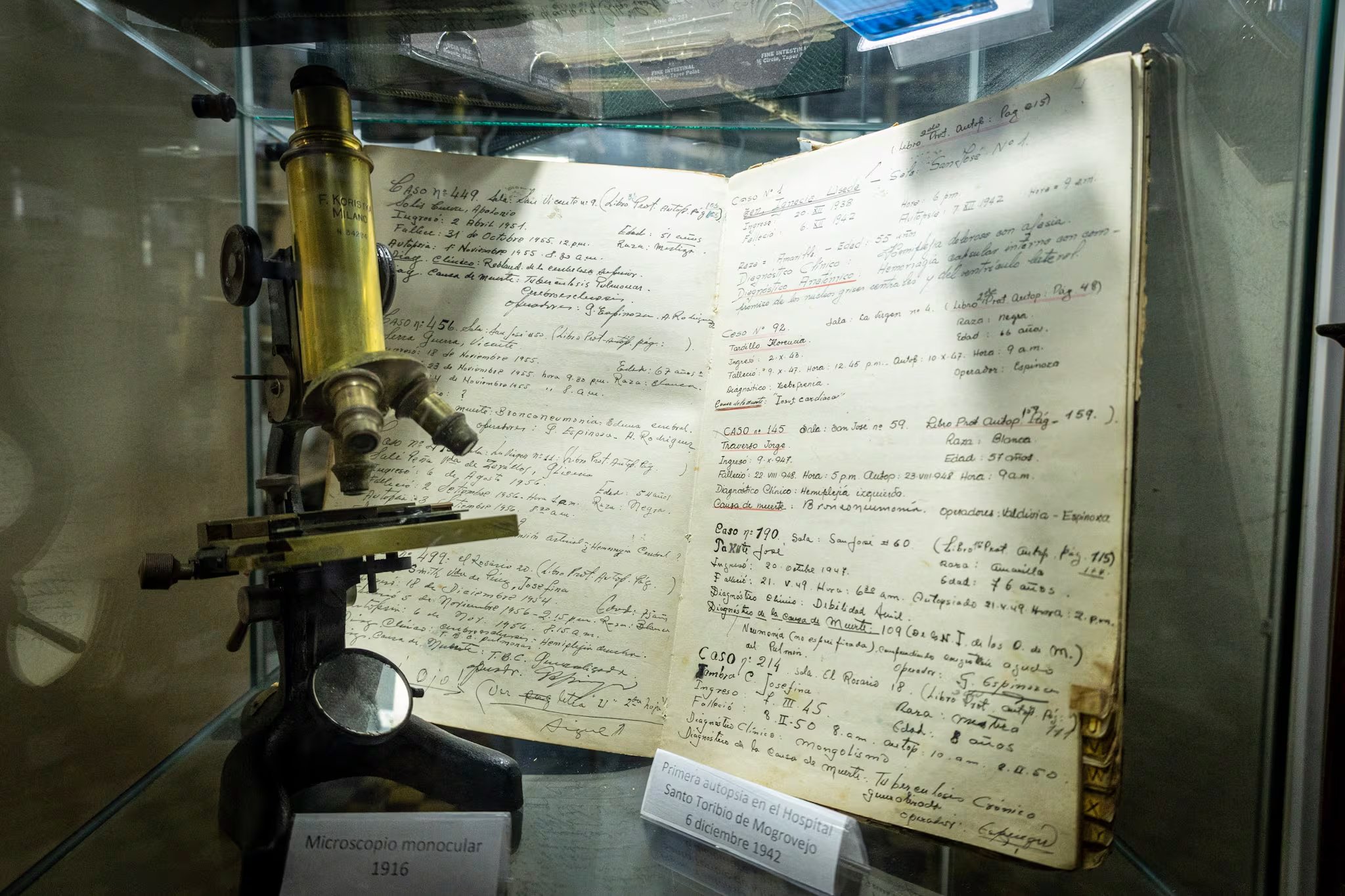 Entre los objetos históricos hay un microscopio de 1916 y balanzas antiguas. (Paula Elizalde)