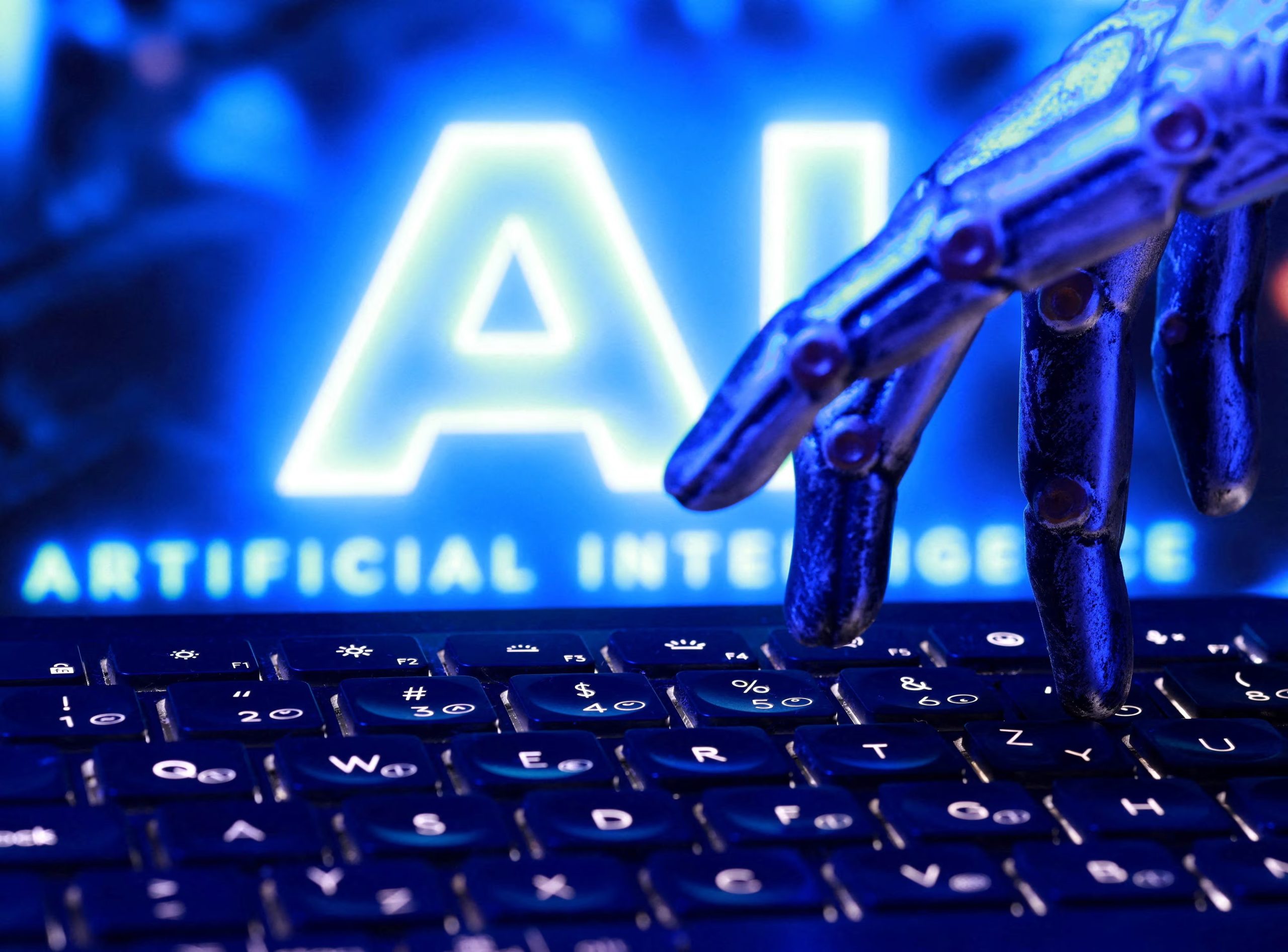 La evolución tecnológica transforma la estructura de los empleos y multiplica la cantidad de tareas requeridas en cada puesto. (REUTERS/Dado Ruvic/Ilustración/Archivo)