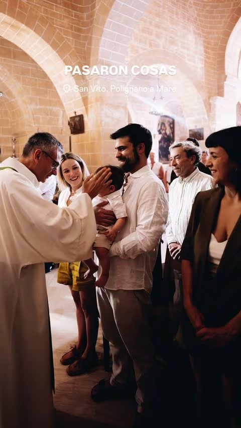 Sofía Pachano y su familia en la ceremonia de bautismo de su hijo Vito en la iglesia de San Vito en Polignano a Mare, Italia