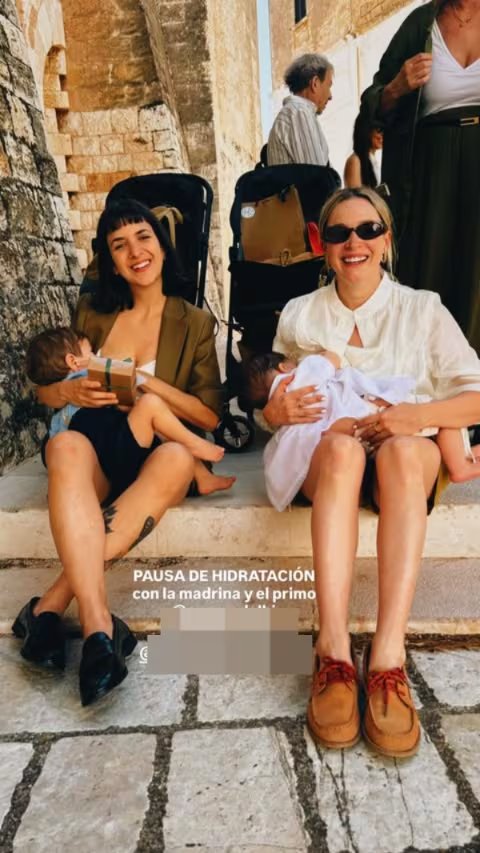 Sofi Pachano amamantando a su hijo Vito junto a la madrina del pequeño