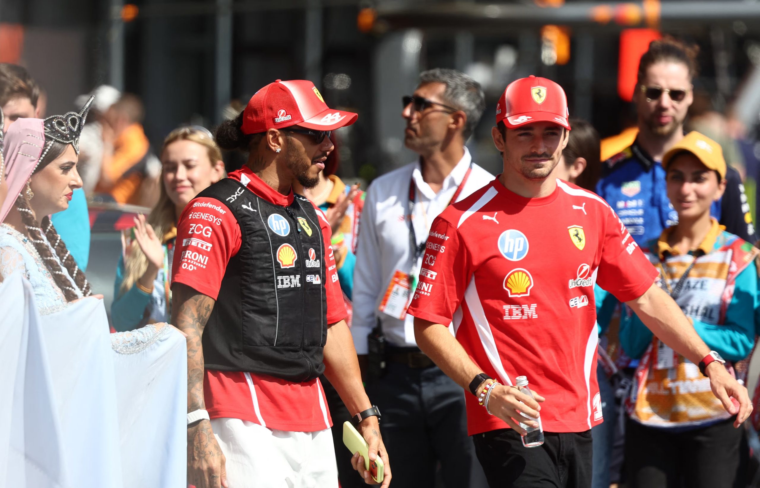 Tanto Hamilton como Leclerc expresaron su malestar por el presente de Ferrari (REUTERS/Jakub Porzycki)