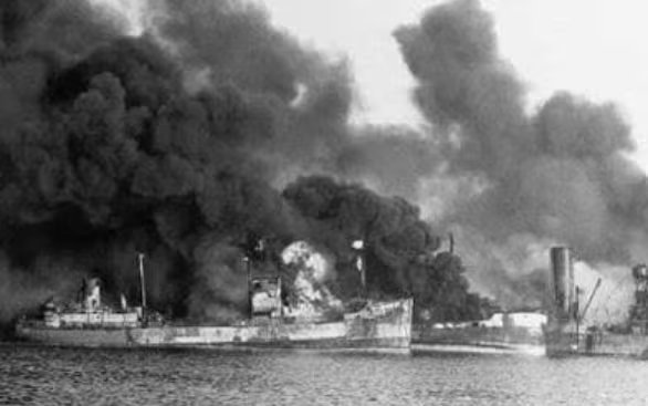 En el puerto de Bari había al menos 30 barcos aliados, pegados al malecón y a lo largo del muelle