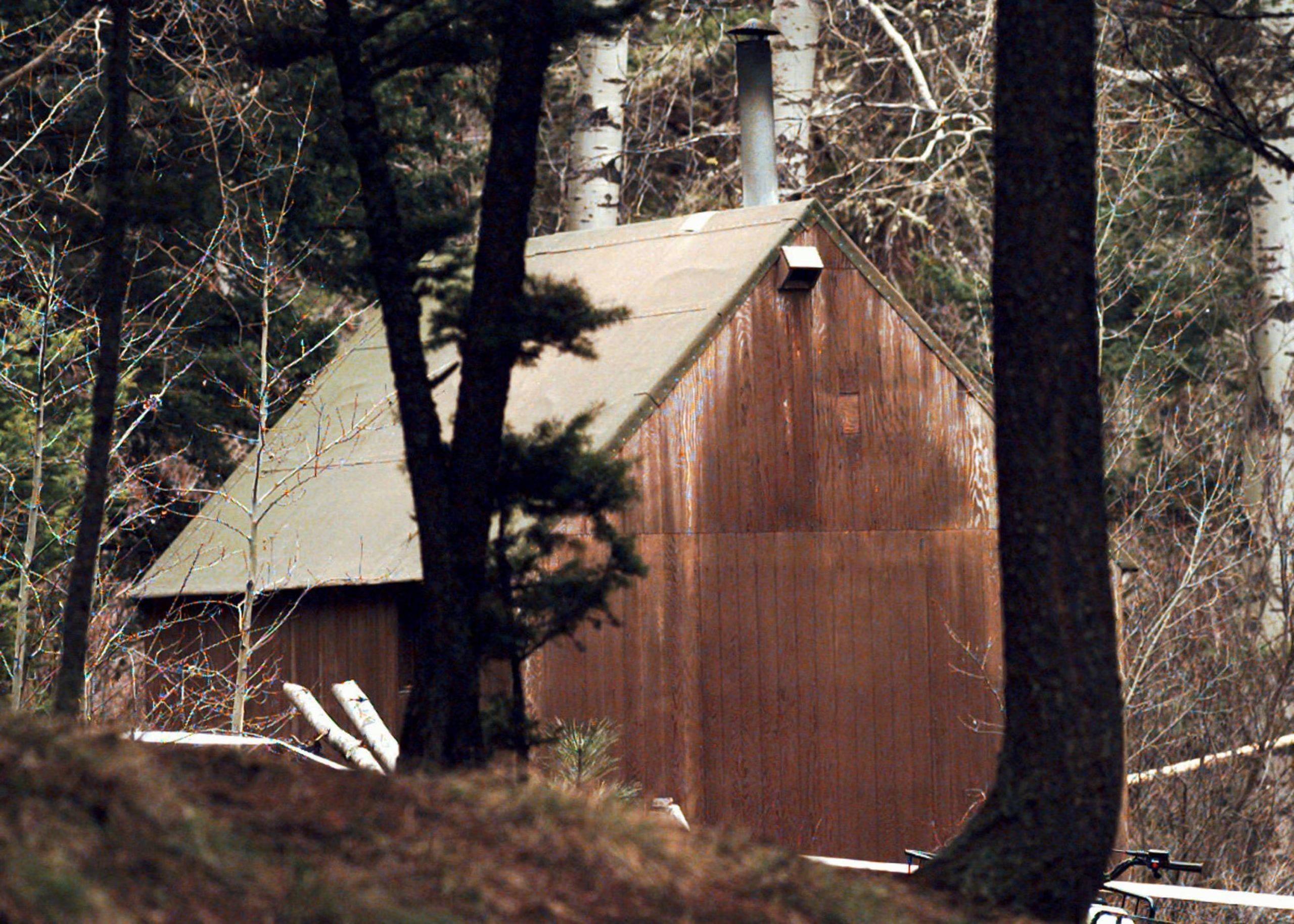 Fotografía de archivo del 6 de abril de 1996 de la cabaña de Ted Kaczynski en los bosques de Lincoln, Montana (AP)