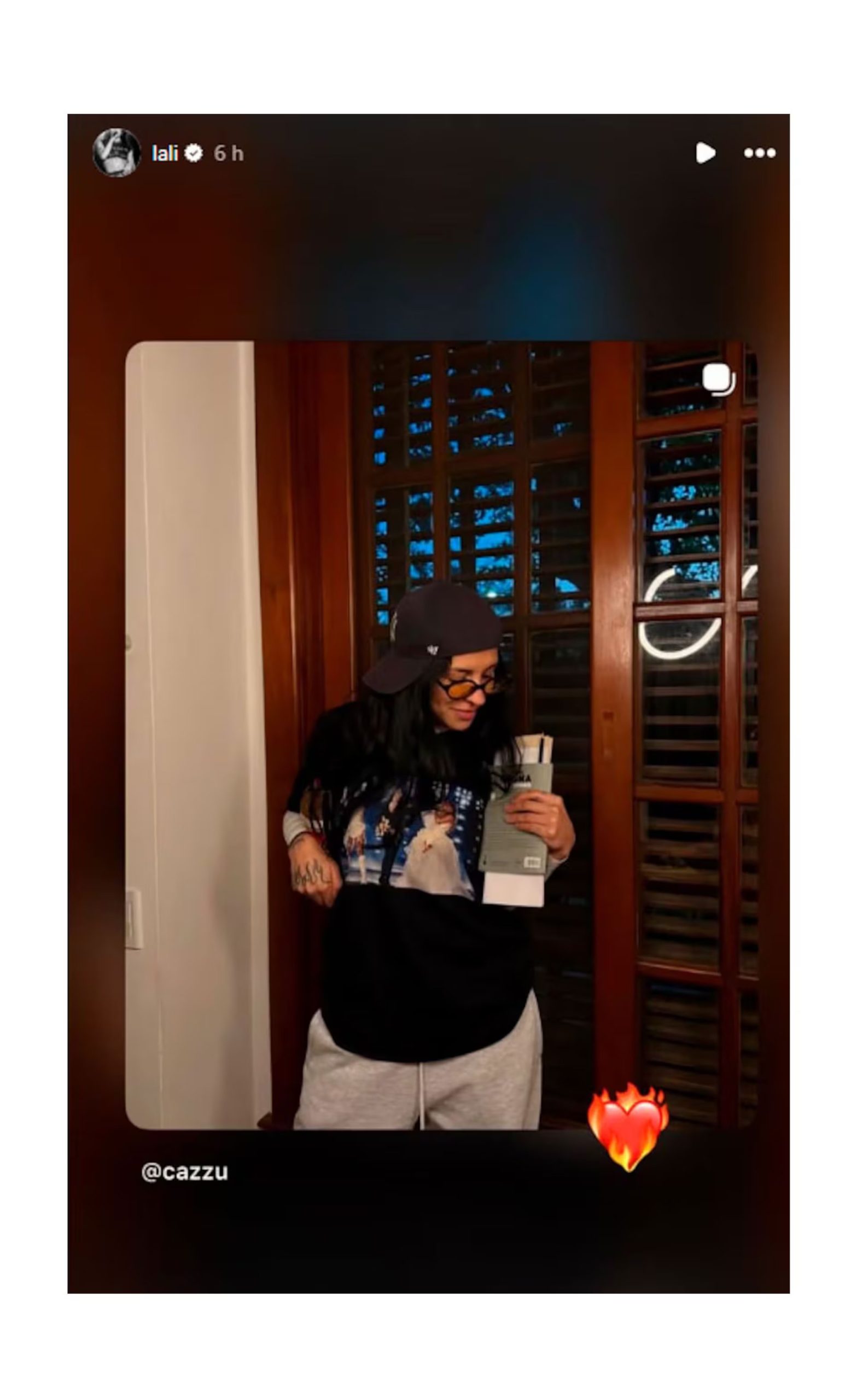 Lali Espósito reposteó la imagen de Cazzu en Instagram y reaccionó a la publicación con un emoji de corazón en llamas

