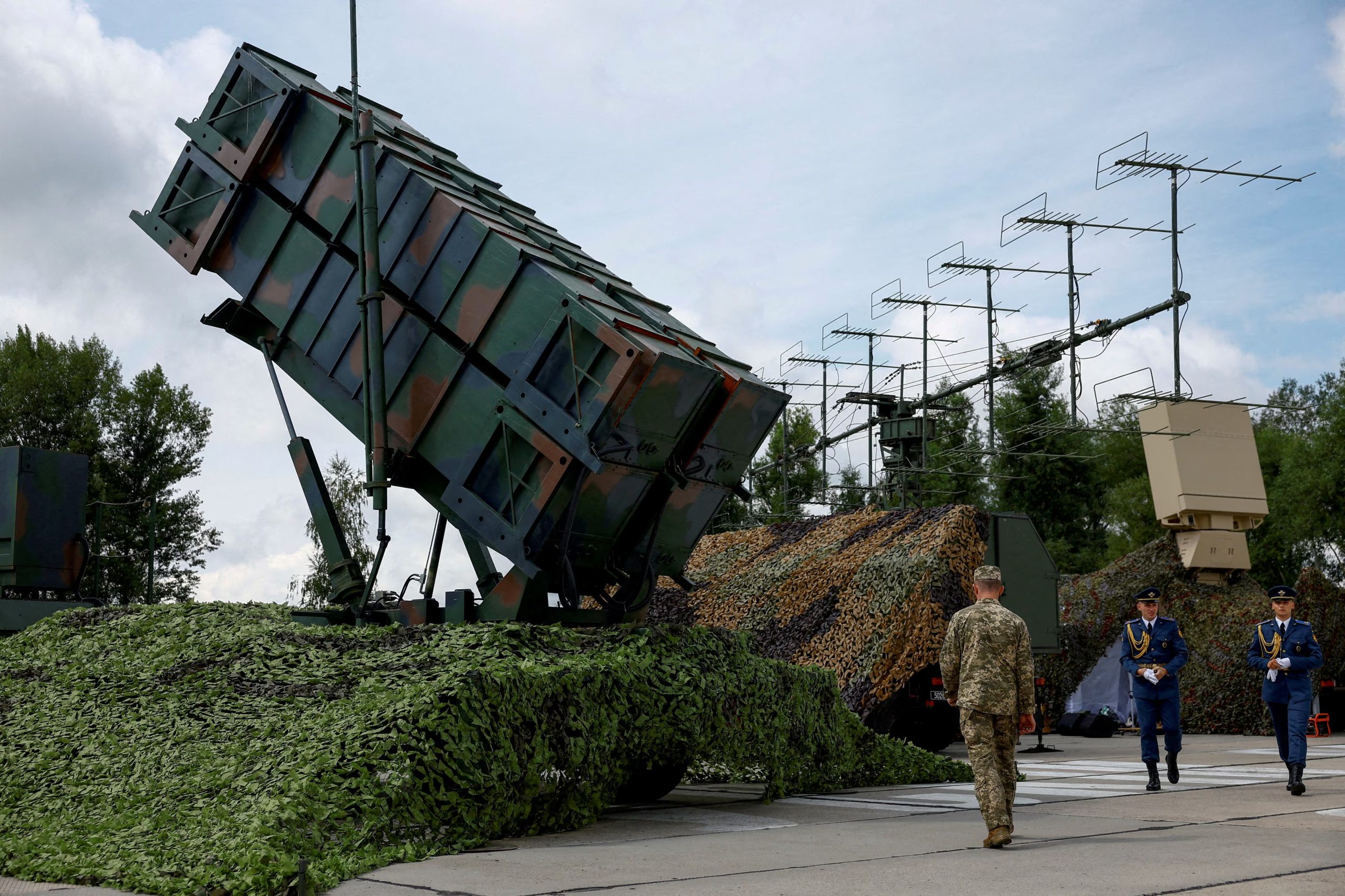 Militares ucranianos caminan junto a un lanzador de un sistema de defensa aérea Patriot, en medio del ataque de Rusia a Ucrania, en una ubicación no revelada de Ucrania, el 4 de agosto de 2024 (REUTERS/Valentyn Ogirenko)