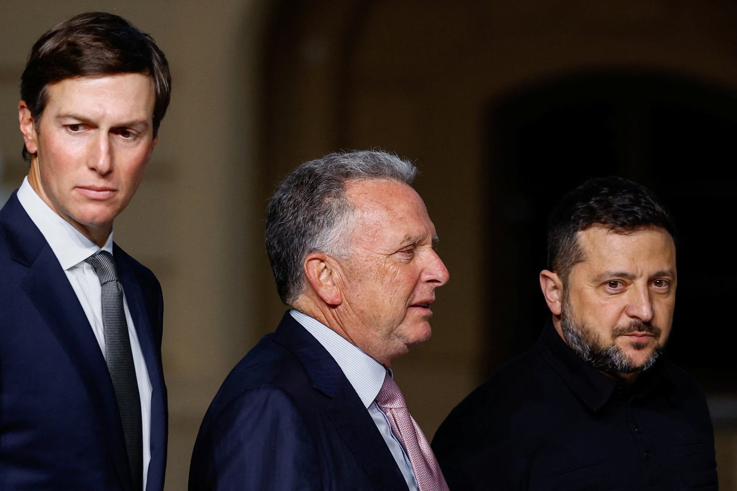 El presidente de Ucrania, Volodimir Zelensky, camina junto a Jared Kushner —yerno del presidente estadounidense Donald Trump— y el enviado especial de EEUU, Steve Witkoff, en medio del ataque de Rusia contra Ucrania, en Kiev (Ucrania), el 6 de septiembre de 2026 (REUTERS/Valentyn Ogirenko)