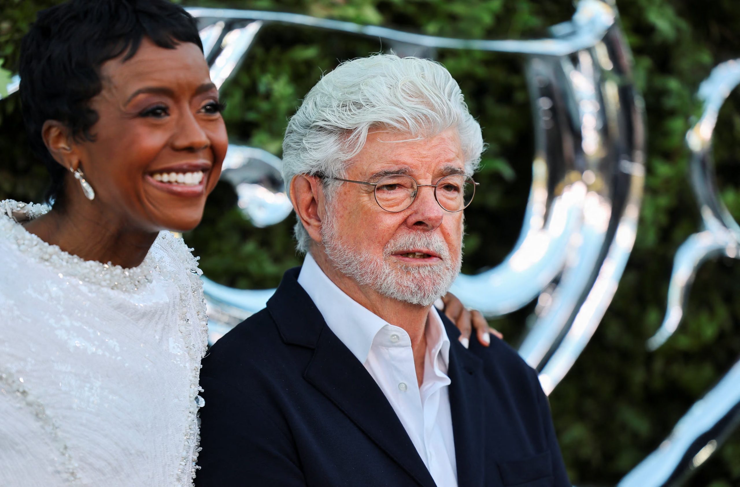 George Lucas y su Mellody Hobson durante la noche de inauguración del Lucas Museum of Narrative Art, el 19 de septiembre de 2026