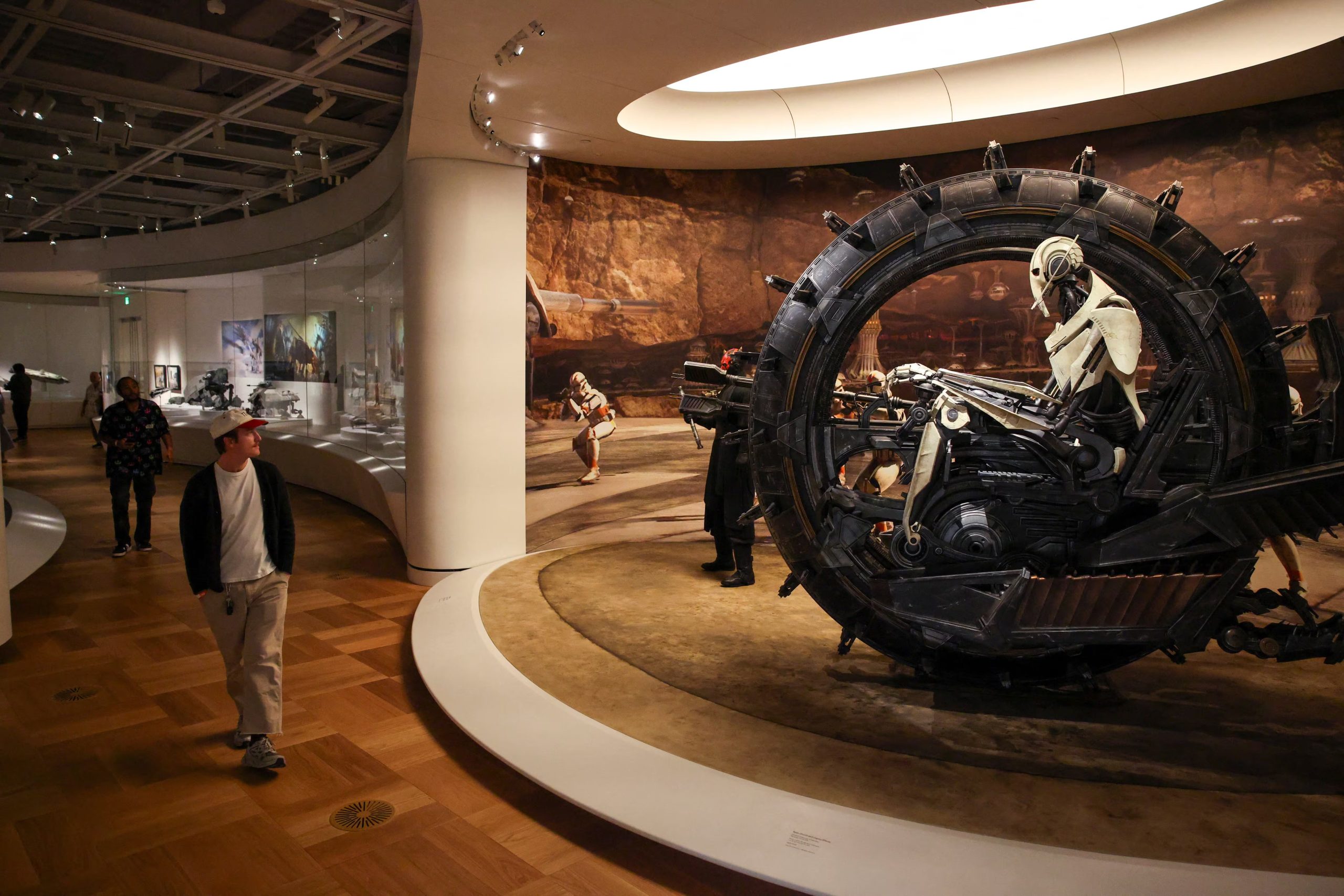 Entre reliquias antiguas y objetos de cultura pop, el museo propone una jerarquía propia: el valor de una imagen se mide por su capacidad de ilustrar una historia