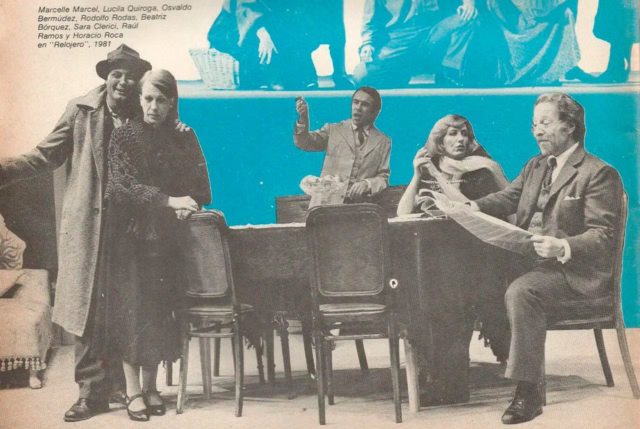 El elenco de la obra teatral Relojero, escrita por Armando Discépolo, interpreta una escena sobre el escenario en 1981