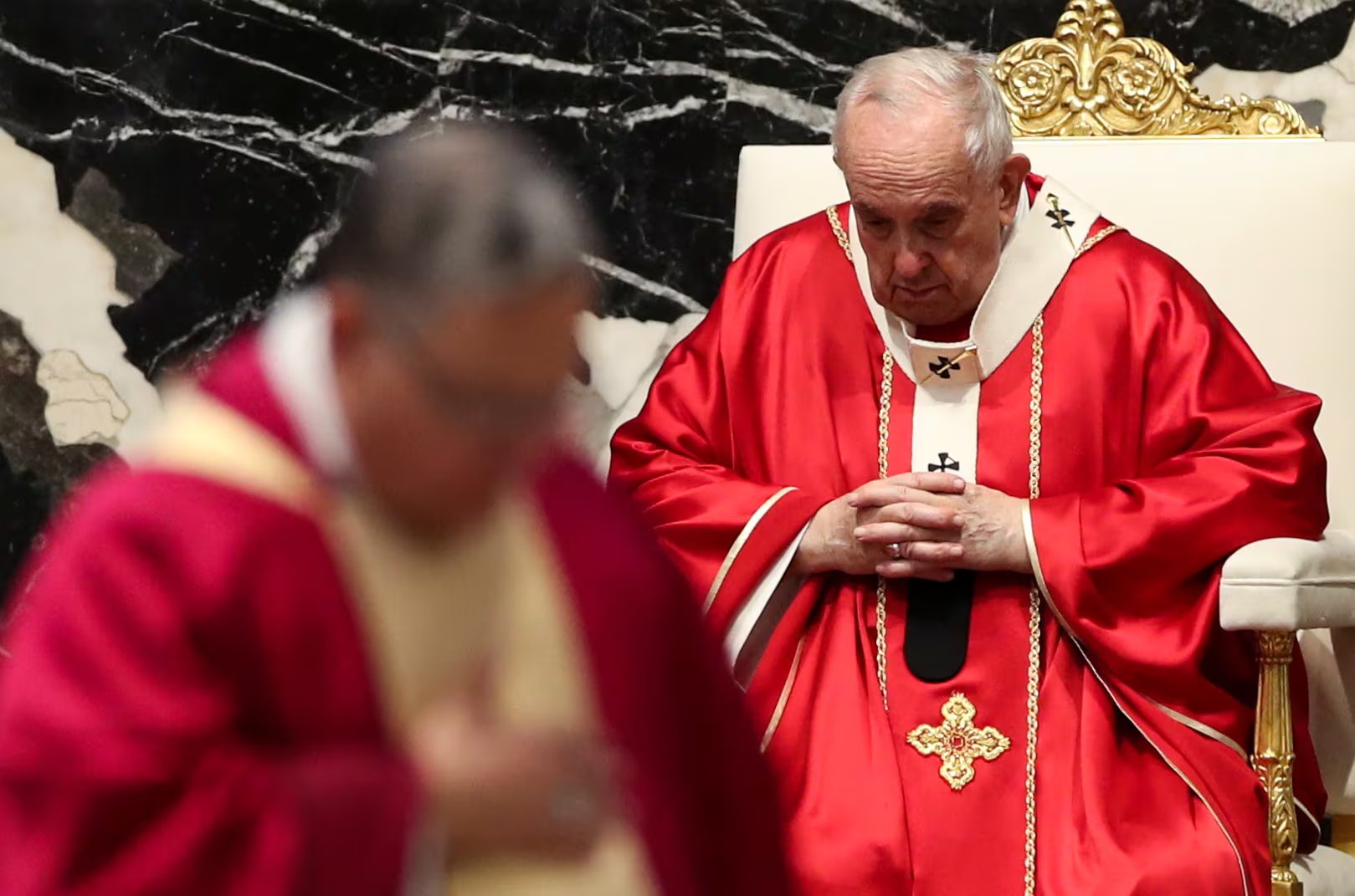 El papa Francisco celebra una misa en la Basílica de San Pedro, en el Vaticano, el 4 de noviembre de 2021 (REUTERS/Yara Nardi/archivo)