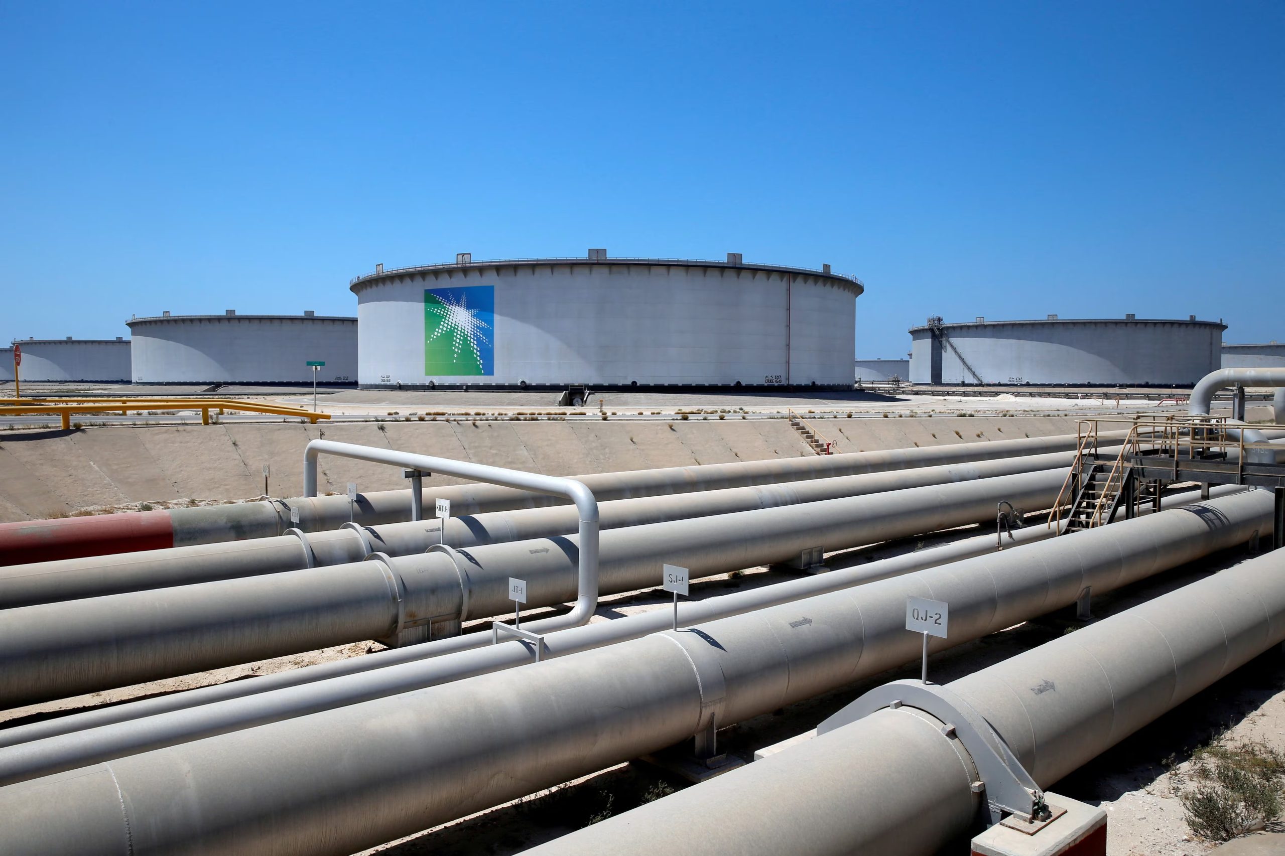 El precio del petróleo bajó después de que Saudi Aramco confirmara que restablecerá en pocos días parte de la capacidad del oleoducto Este-Oeste. (REUTERS/Ahmed Jadallah/File Photo)