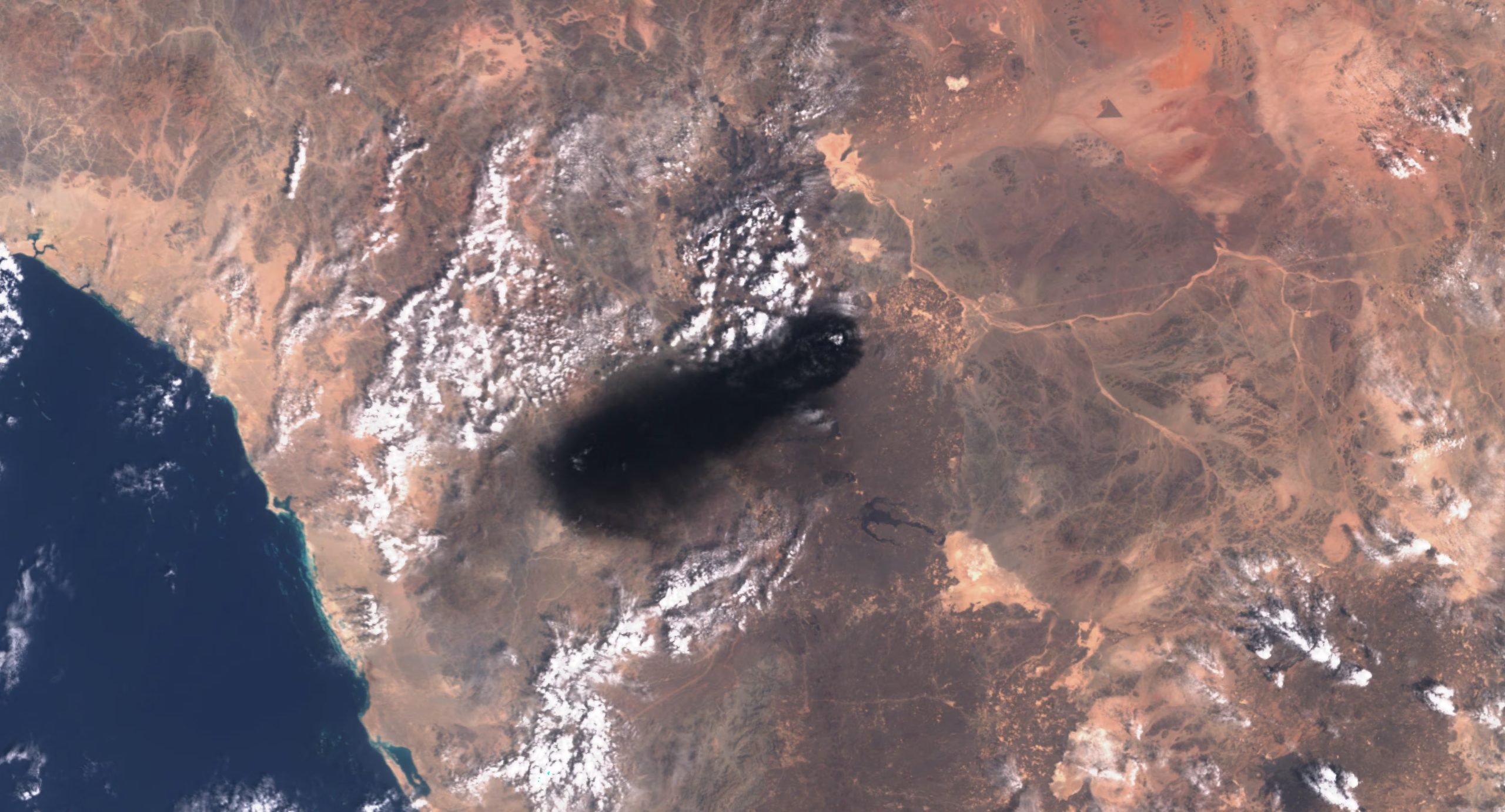 Arabia Saudita busca recuperar cerca de la mitad de la capacidad del oleoducto Este-Oeste, que transporta unos siete millones de barriles diarios hacia el mar Rojo. (European Union/Copernicus Sentinel-3/Handout via REUTERS)