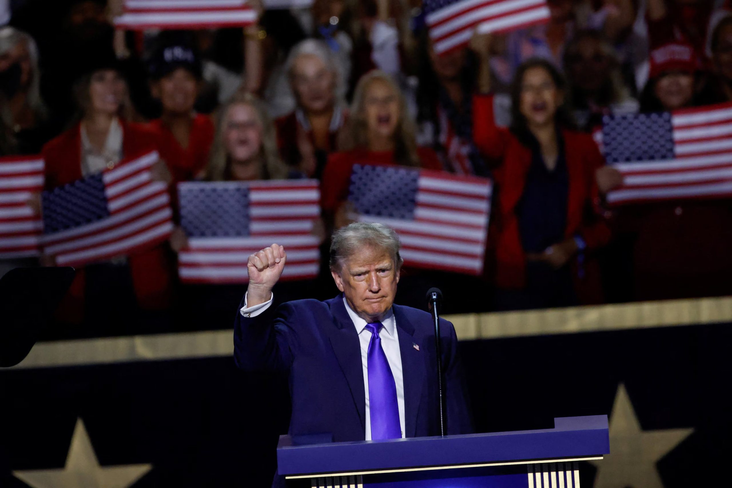 El presidente de Estados Unidos, Donald Trump, hace gestos en el escenario durante la Convención Nacional Republicana de mitad de mandato en Dallas, Texas (EE. UU.), el 9 de septiembre de 2026 (REUTERS/Brian Snyder)
