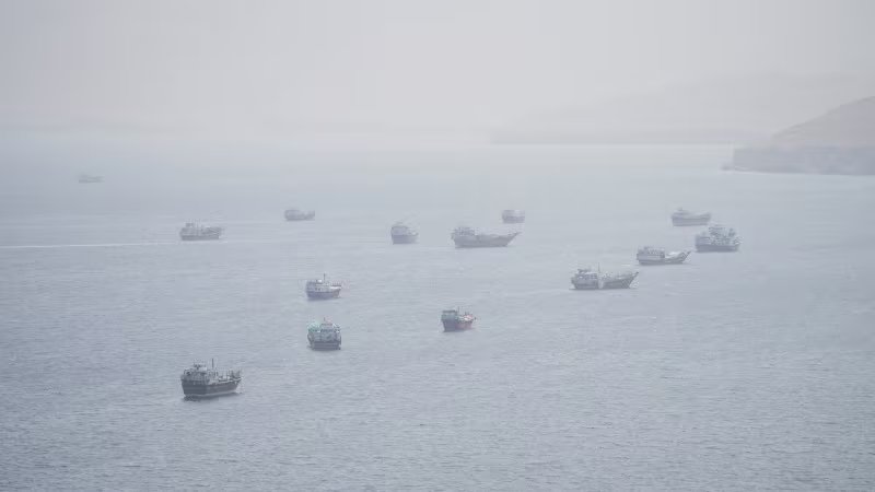 El tráfico de buques de mercancías a través del estrecho de Ormuz cayó a menos de 10 tránsitos diarios durante el fin de semana, frente a un promedio de 14 en los últimos 10 días (REUTERS)