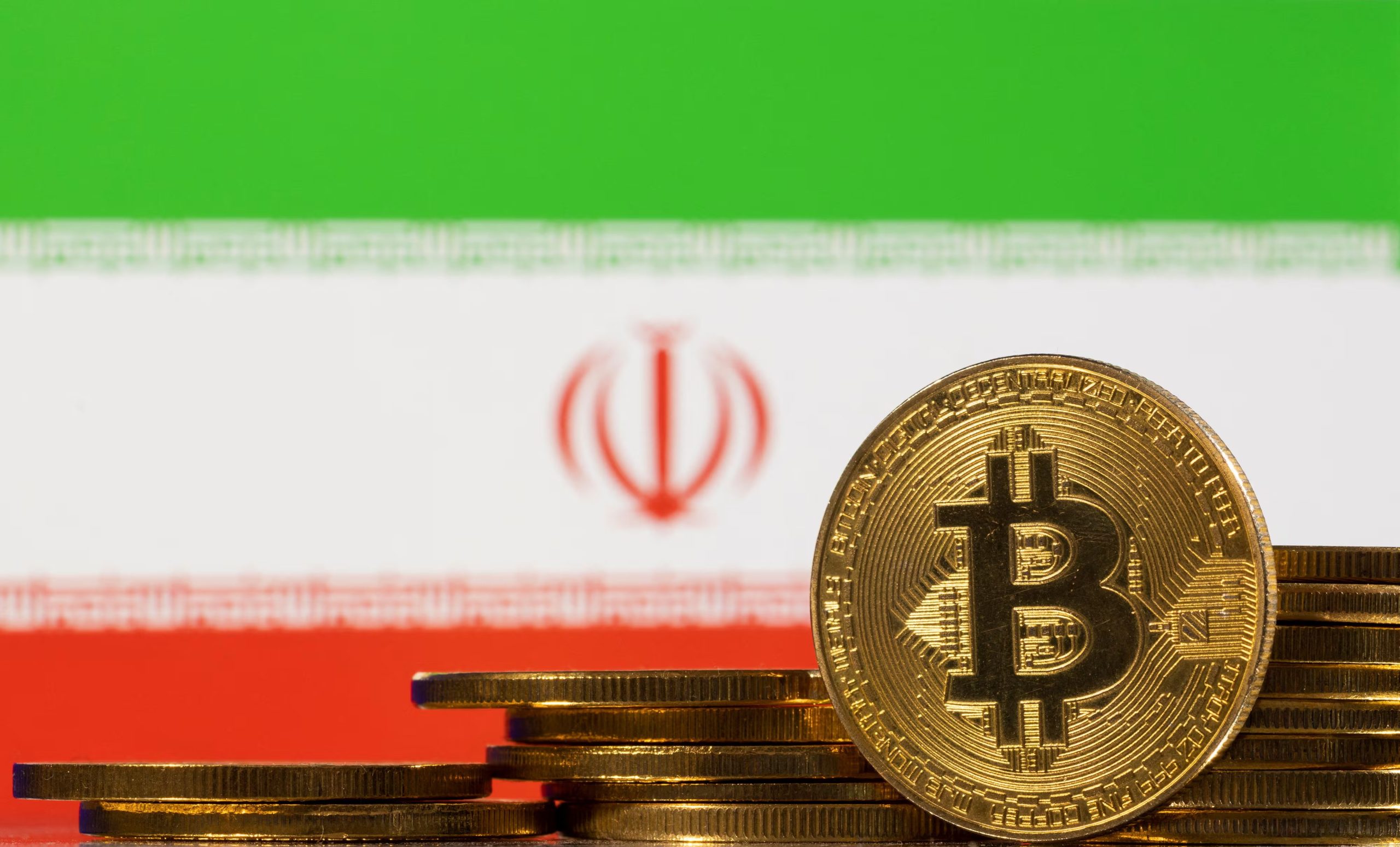 Se observan representaciones de la criptomoneda Bitcoin frente a una bandera de Irán (REUTERS/Dado Ruvic/Ilustraciones)