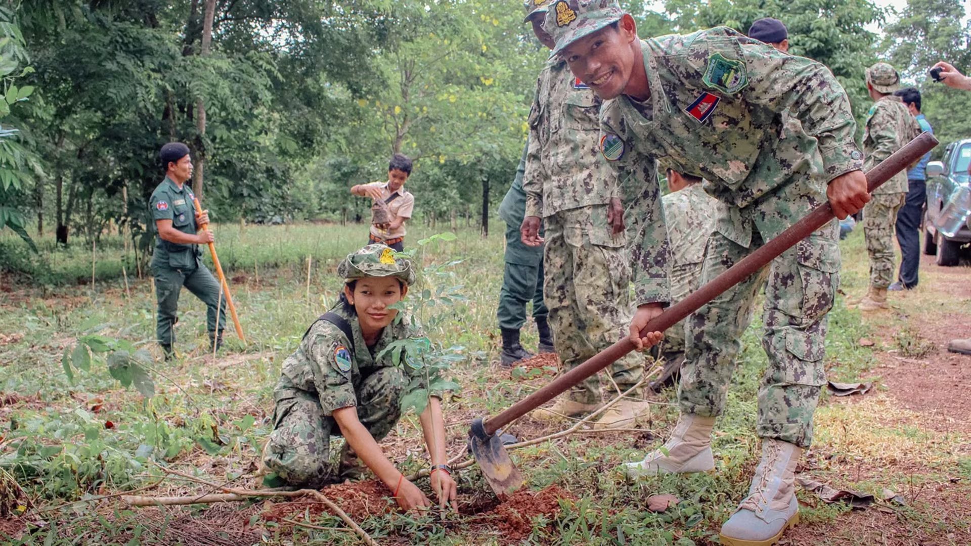 La fundación formó residentes como guardabosques para detectar tala ilegal, caza furtiva y trampas en el bosque de Samlaut (Fundación Maddox)