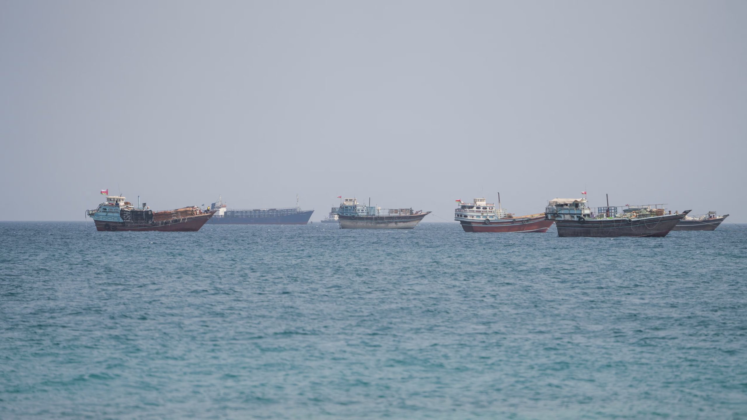 Buques cerca del estrecho de Ormuz, vistos desde Musandam, Omán, el 2 de septiembre de 2026 (REUTERS)