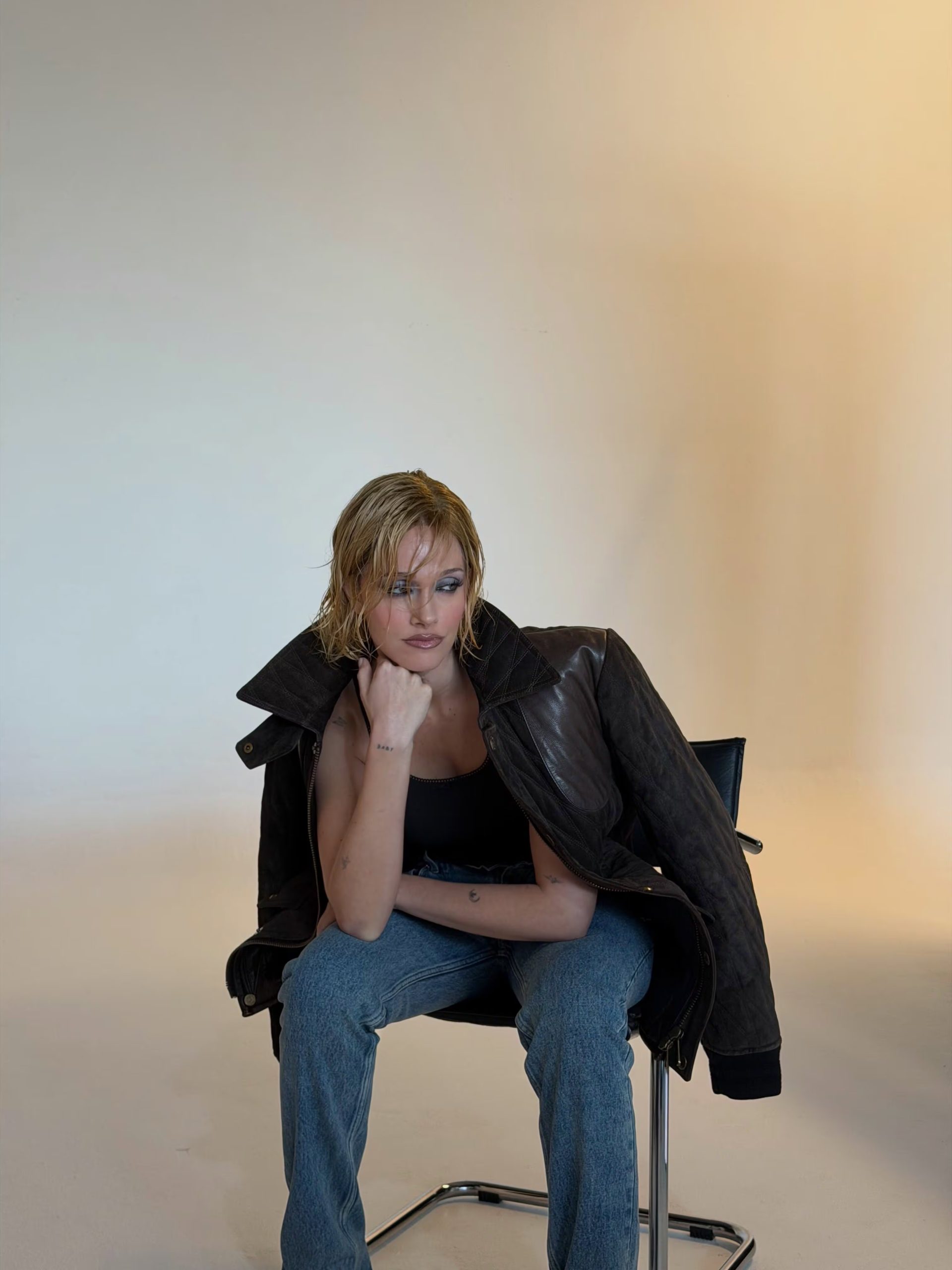 Con chaqueta de cuero y jeans, la artista completó su radical cambio de look en plena sesión de fotos