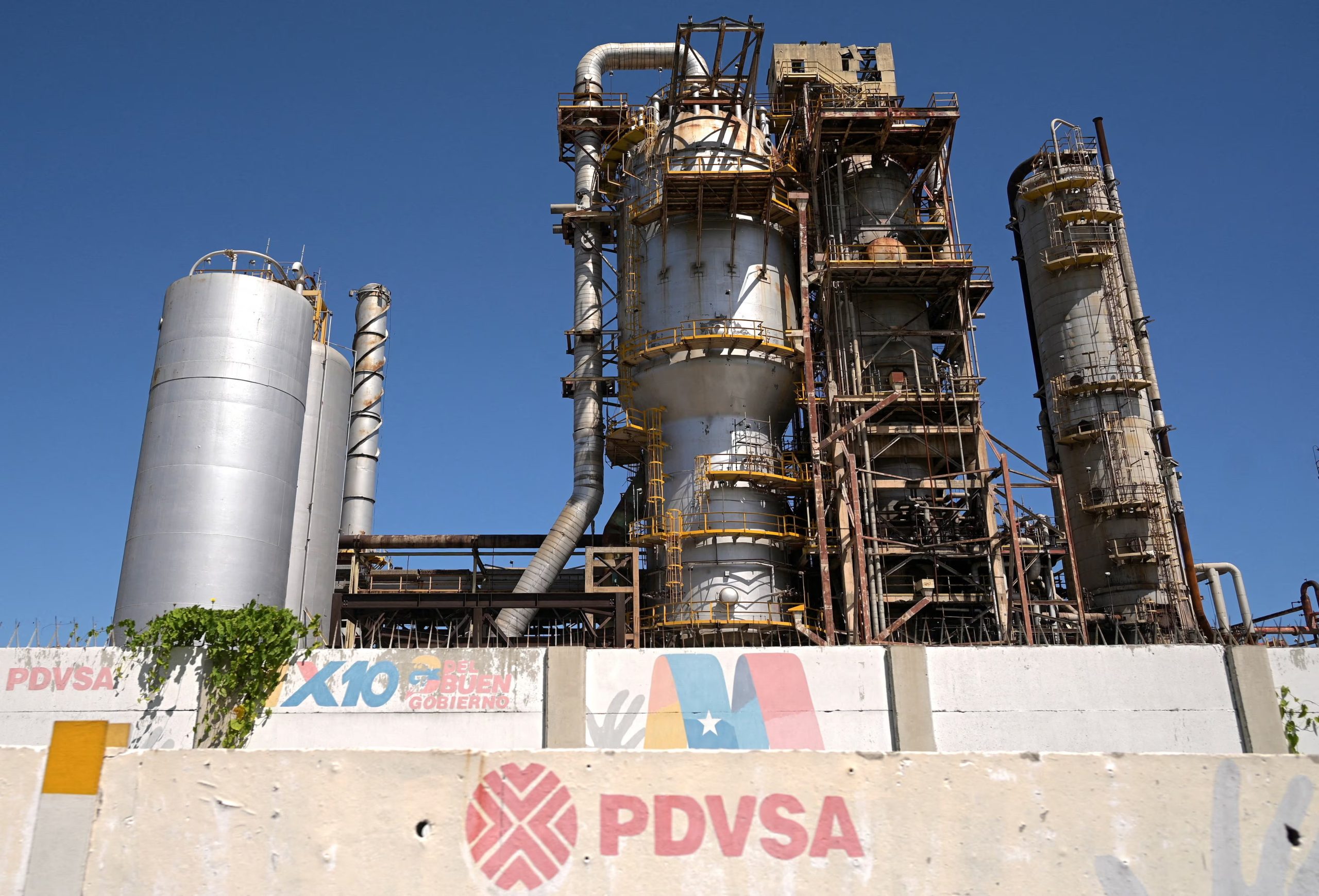 Instalaciones de la refinería de El Palito, perteneciente a la empresa petrolera estatal venezolana PDVSA (REUTERS)