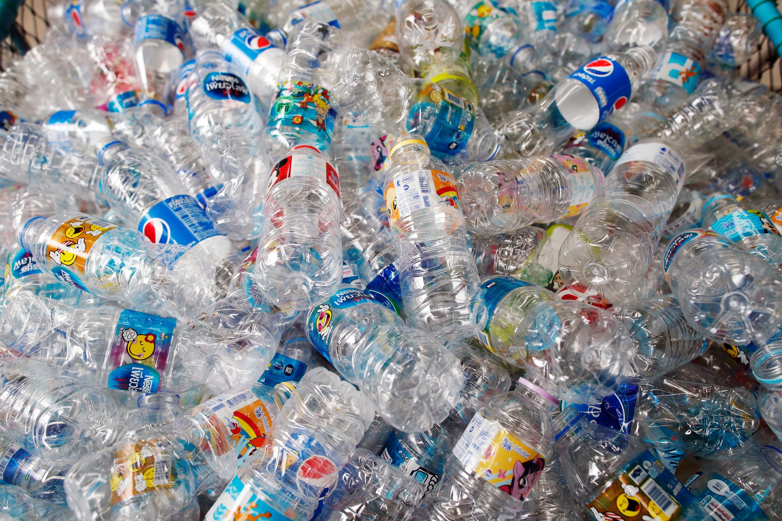 Botellas de plástico. (Rungroj Yongrit/EFE)