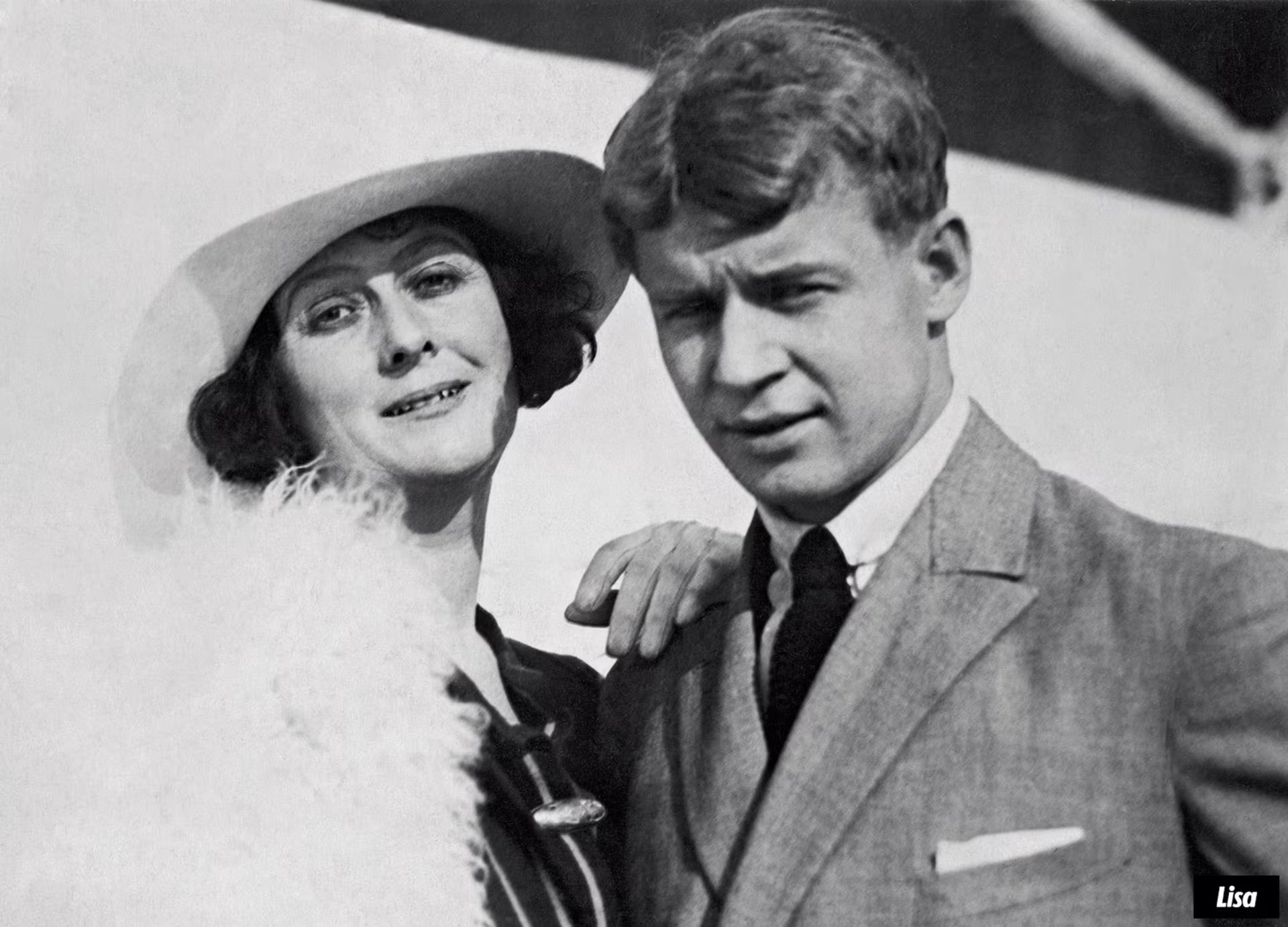 Tenía 45 años cuando se enamoró de Sergei Yesenin, un poeta ruso.. Se casaron el 2 de mayo de 1922 para que la nacionalidad de su esposo no fuese un impedimento en cada uno de sus viajes