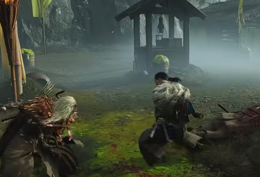 Nagato realizando un movimiento evasivo o de desplazamiento rápido para enfrentarse a un enemigo equipado con armadura pesada cerca de una estructura tradicional de madera. 

(Captura YouTube PlayStation)