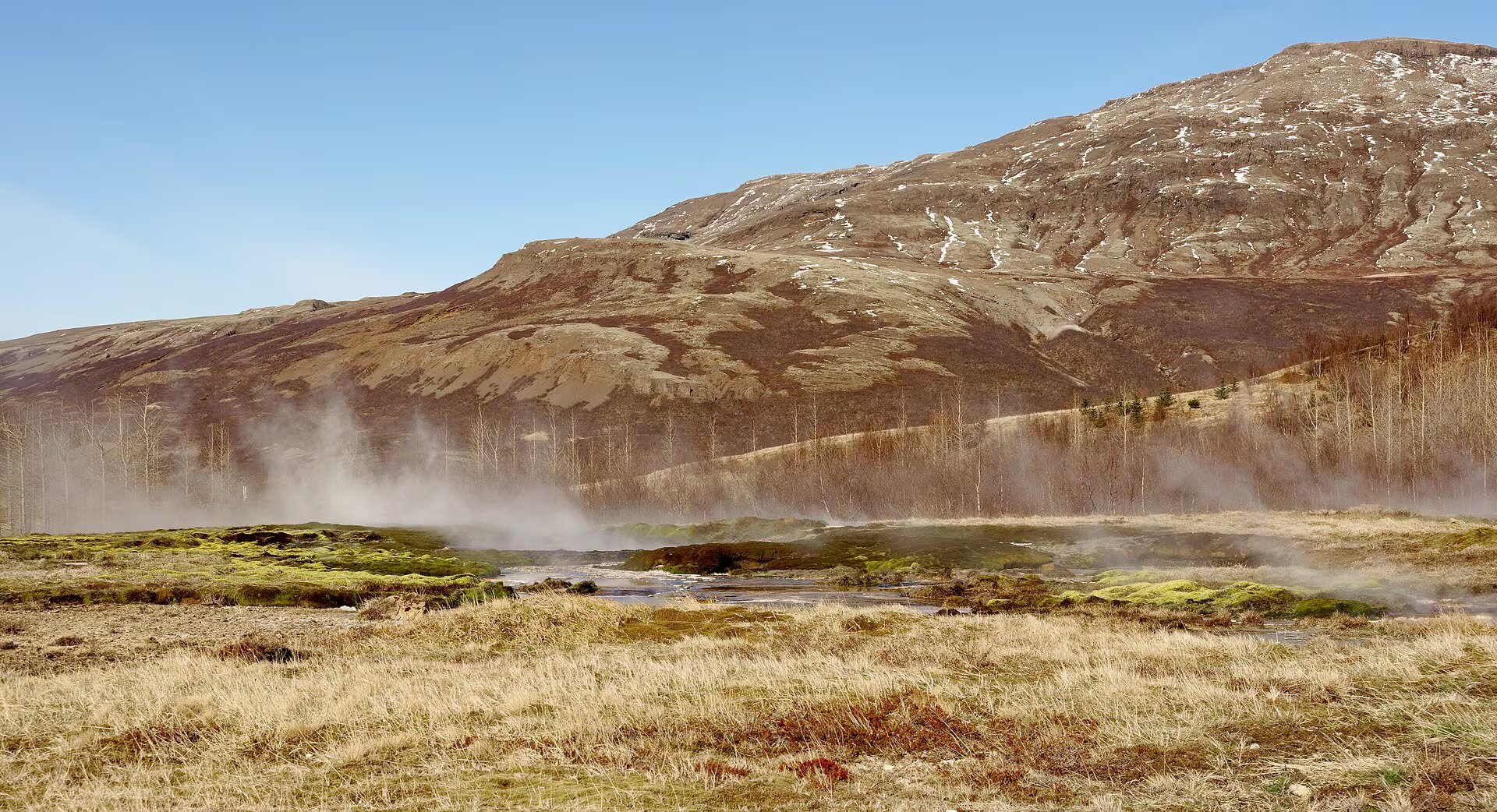 Haukadalur forma parte del Círculo Dorado de Islandia y concentra más de 40 formaciones geológicas en unos 3 kilómetros cuadrados