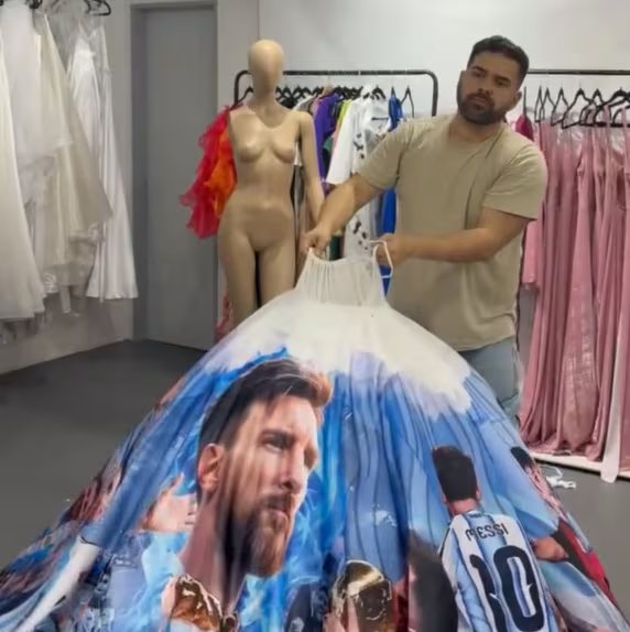El diseñador en plena tarea de creación del vestido con las imágenes de Messi (Aurelio Martínez)