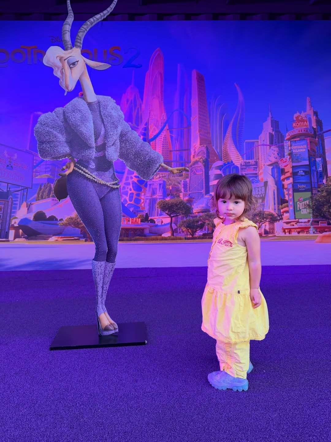 Bee, la hija menor de la paraja, posó junto al personaje que tiene Shakira en Zootopia (Instagram)